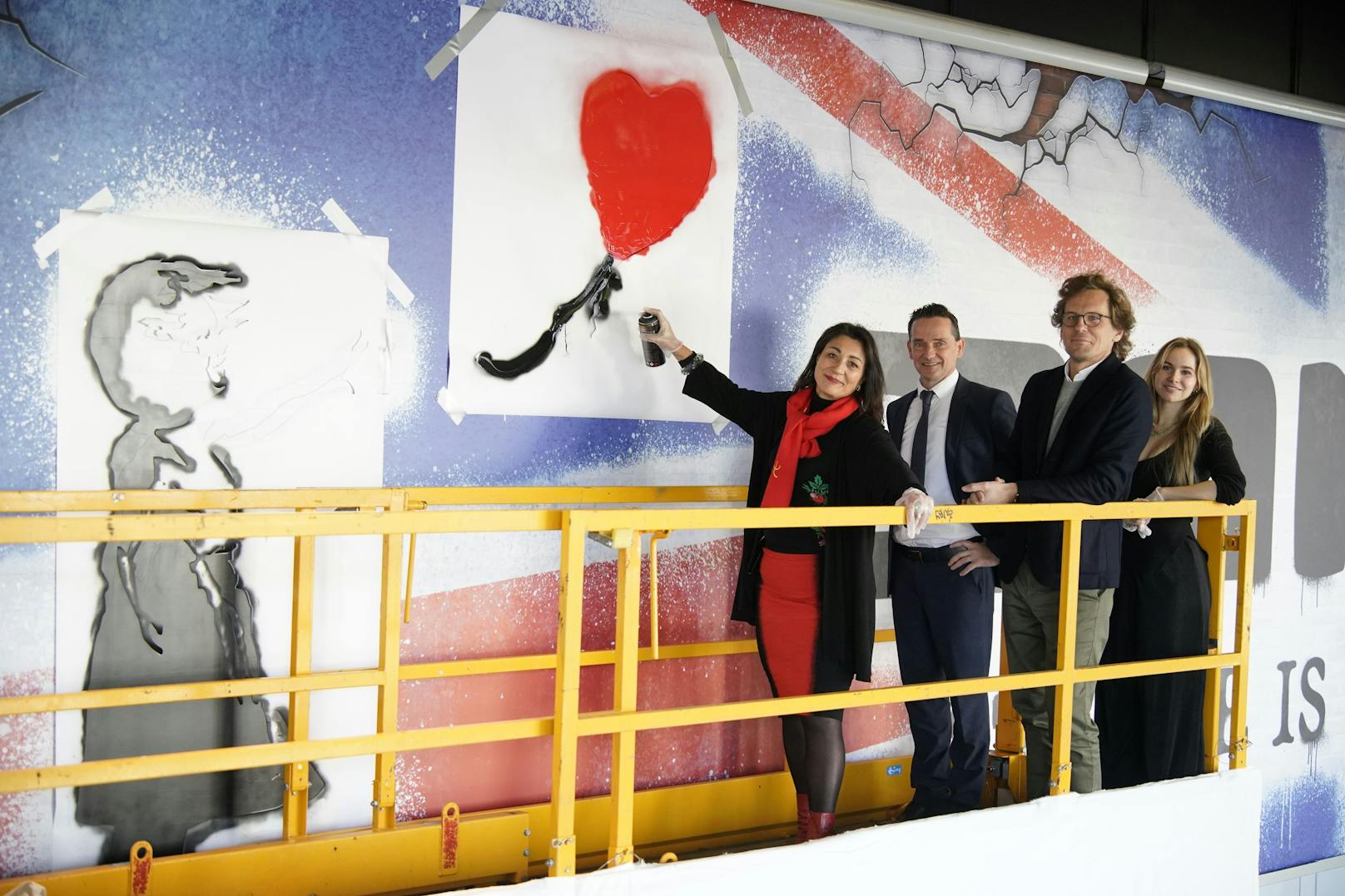 Das neue Banksy-Transparent wurde fertig besprüht. (v.l.n.r. Veronica Kaup-Hasler, Kurt Gollowitzer, Matthäus Zelenka und Virginia Jean)