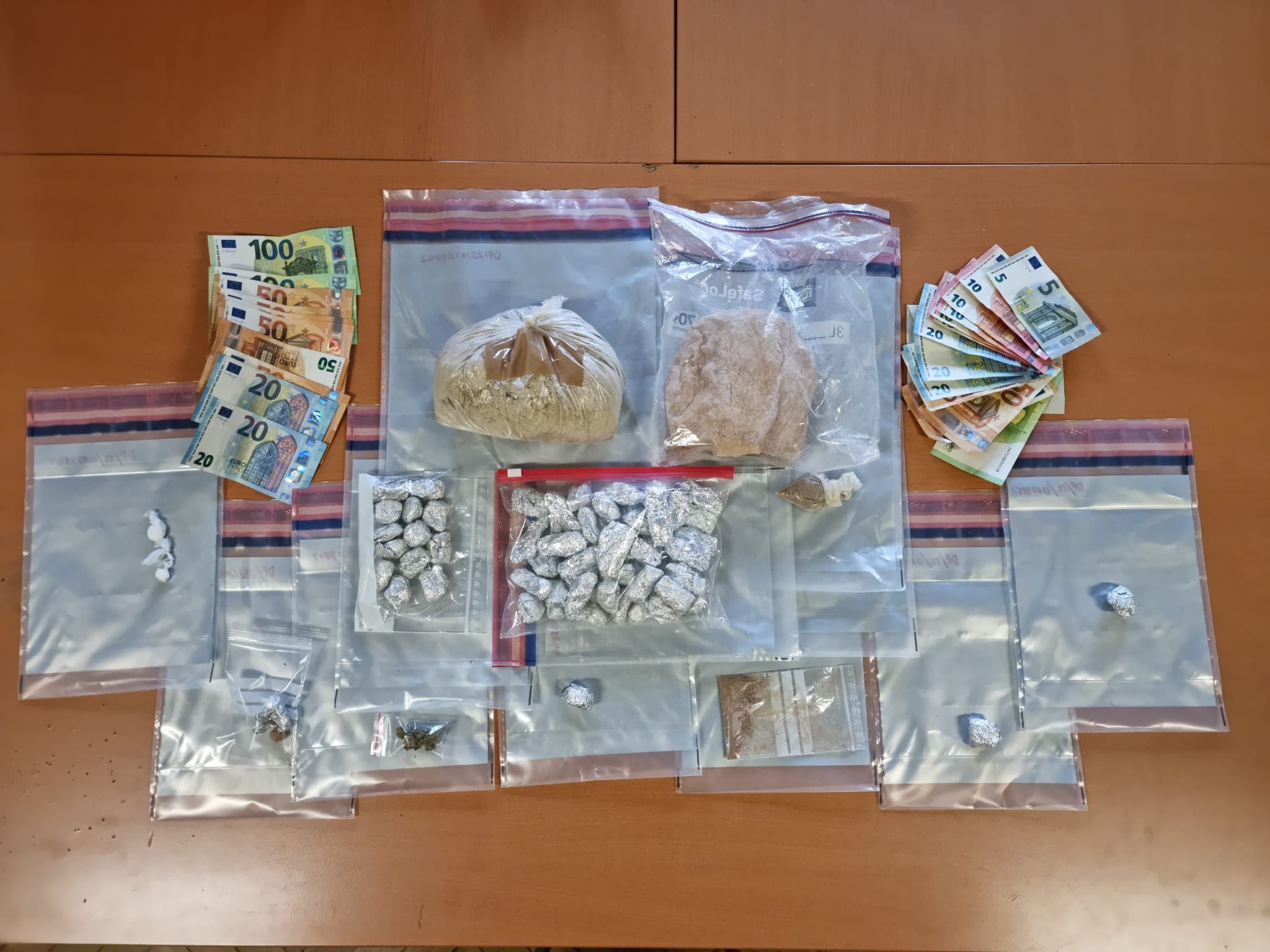 Das Bargeld und Suchtgift wurde sichergestellt.