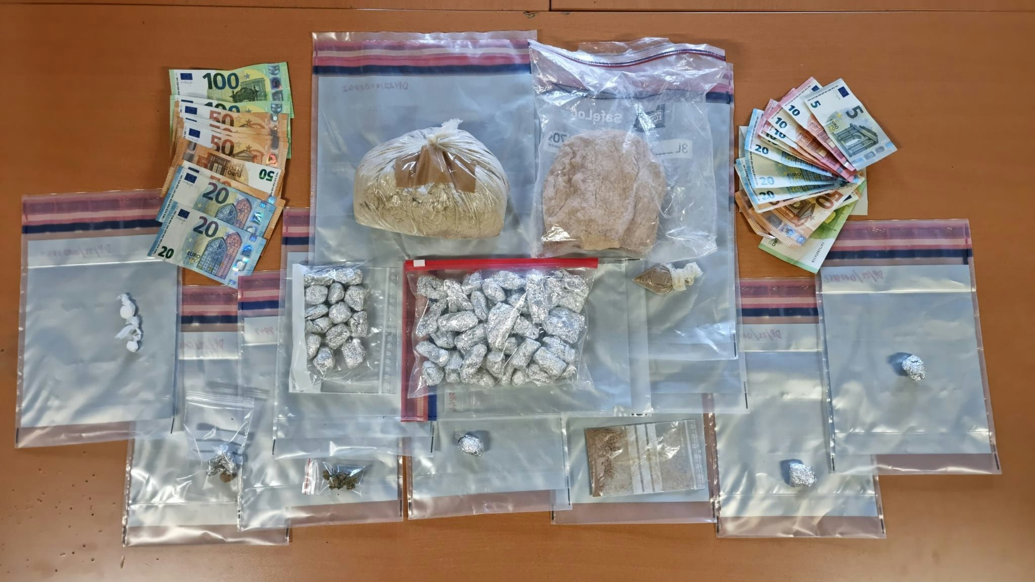 Das Bargeld und Suchtgift wurde sichergestellt.