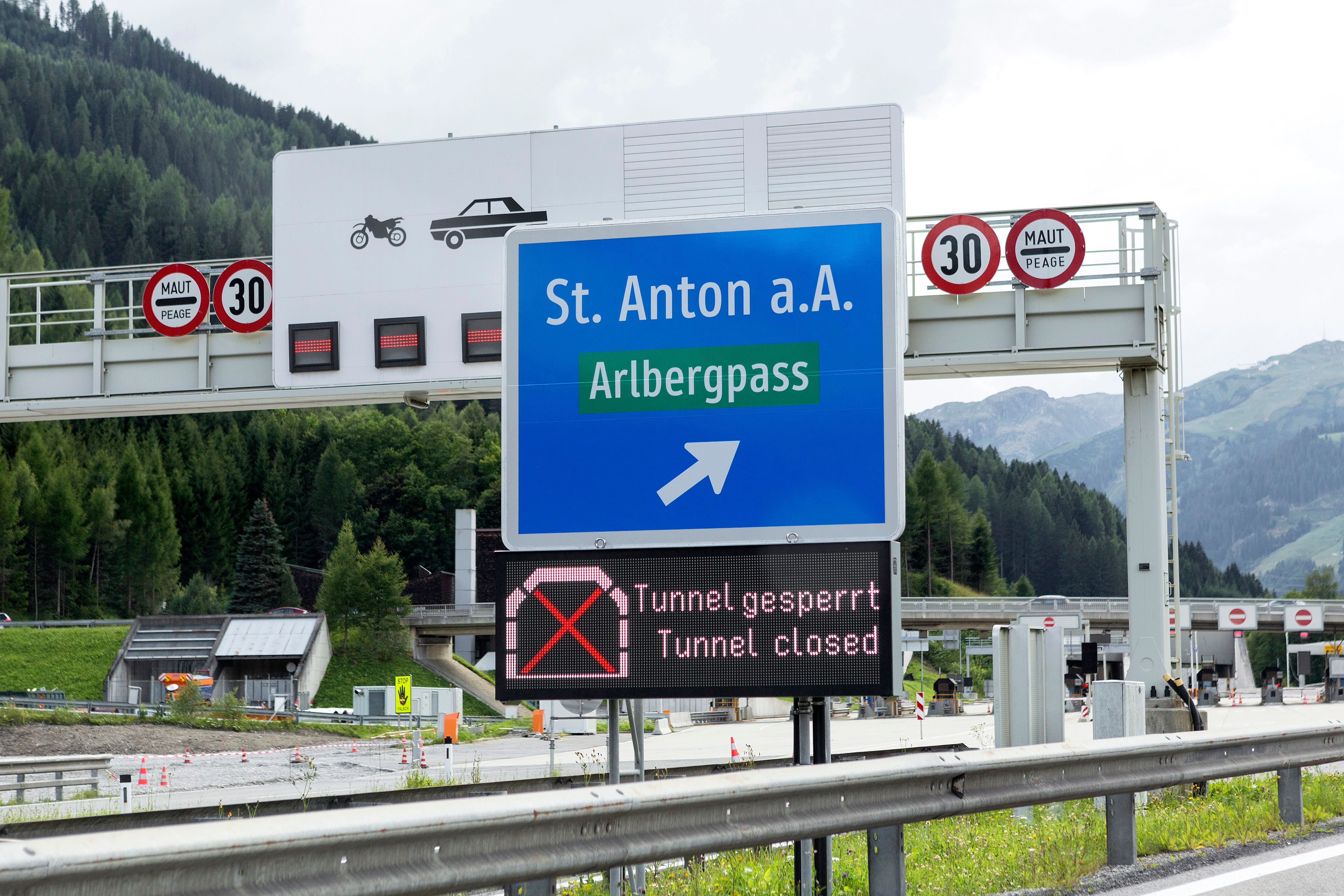 Der Arlbergtunnel in Tirol (Bild) ist wegen eines Netzwerk-Fehlers derzeit gesperrt.