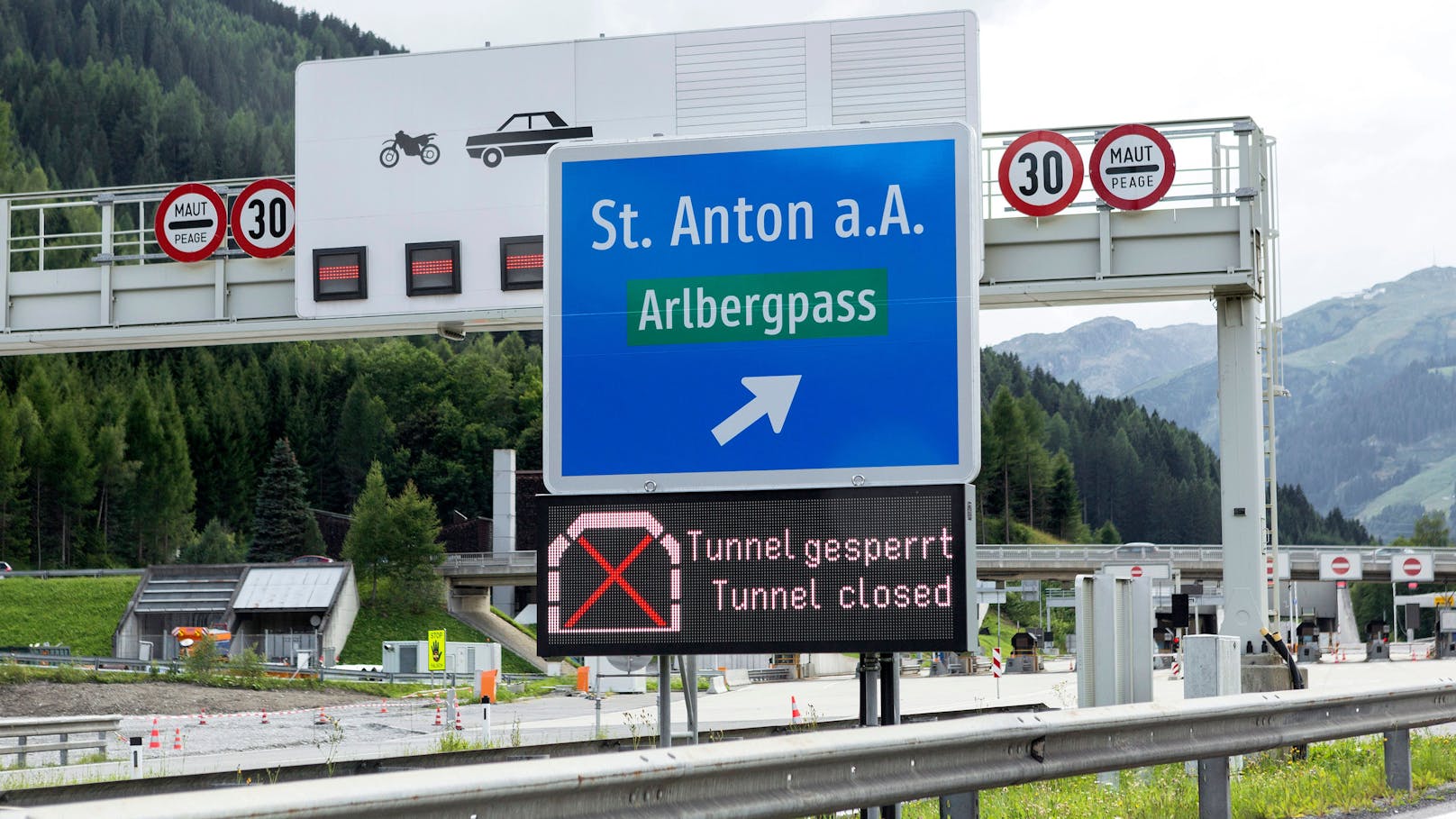 Der Arlbergtunnel in Tirol (Bild) ist wegen eines Netzwerk-Fehlers derzeit gesperrt.