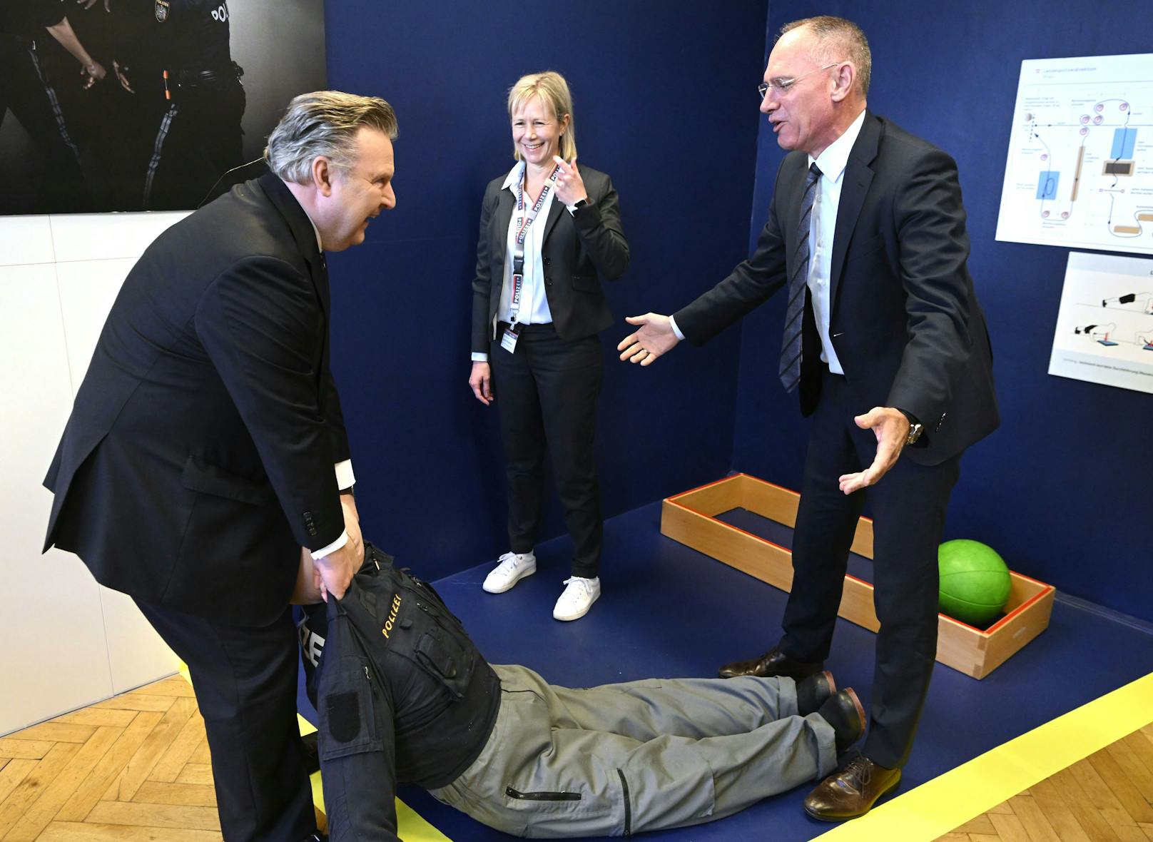 Wiens Stadtchef Michael Ludwig und Innenminister Gerhard Karner eröffneten am Montag das Polizei-Recruiting-Center in Wien-Leopoldstadt.