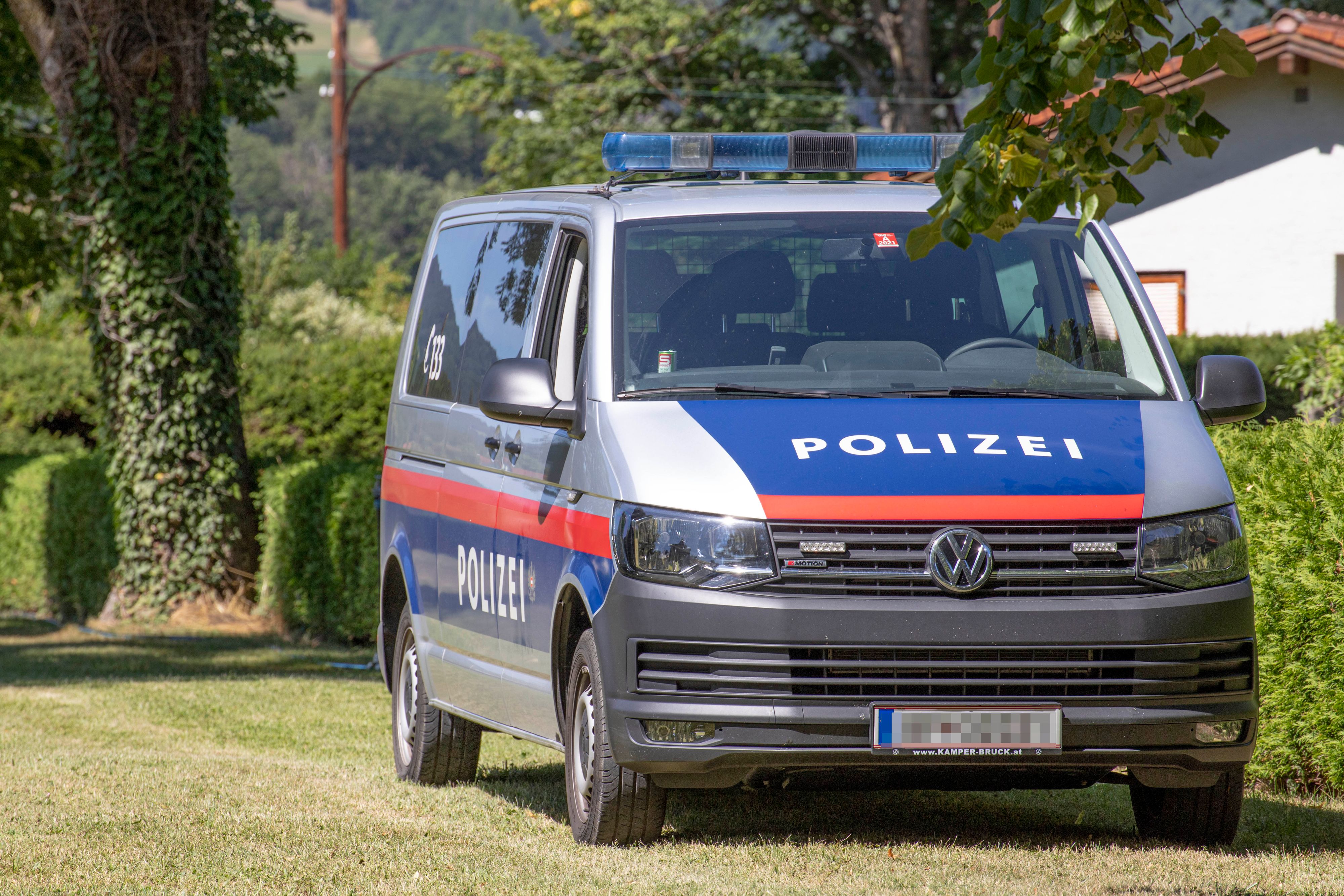 Download von www.picturedesk.com am 08.11.2022 (11:54).  Polizeifahrzeuge in Österreich haben eine blau rote Beklebung. Im Bild: Polizeibus ist auf einer Wiese abgestellt. Reichenau, Niederösterreich. 27.07.2021 // Vienna police cars are designed in blue and red colours. Picture: Police bus is parked on the lawn. Reichenau, Lower Austria. July 27th, 2021 - 20210727_PD33867 - Rechteinfo: Rights Managed (RM)