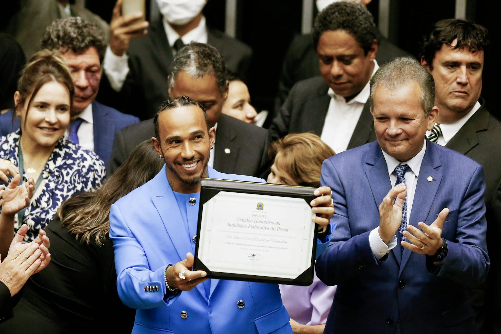 Lewis Hamilton zeigt seine Staatsbürgerschafts-Urkunde