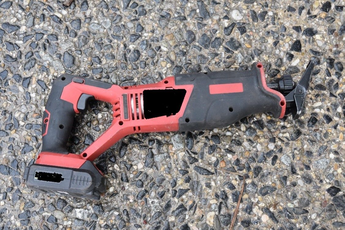 Mit dieser elektrischen Säge soll das Diebes-Duo den Katalysator von einem fremden Wagen abgeschnitten haben.