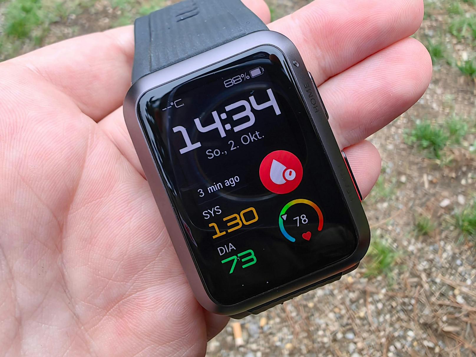 Während Smartwatches bisher eher auf die Fitness ihrer Nutzer abzielten und Sport- und Wellness-Programme en masse an Bord hatten, geht die neue Huawei Watch D...