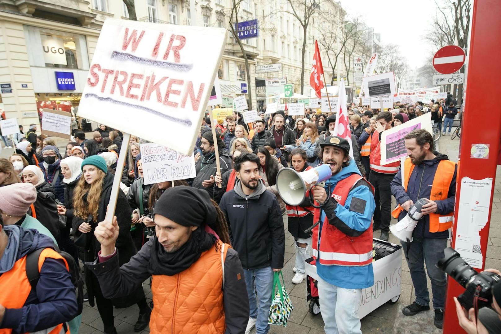 Rund 3.000 Wiener Freizeitpädagogen demonstrierten am Dienstag für mehr Geld und bessere Arbeitsbedingungen.