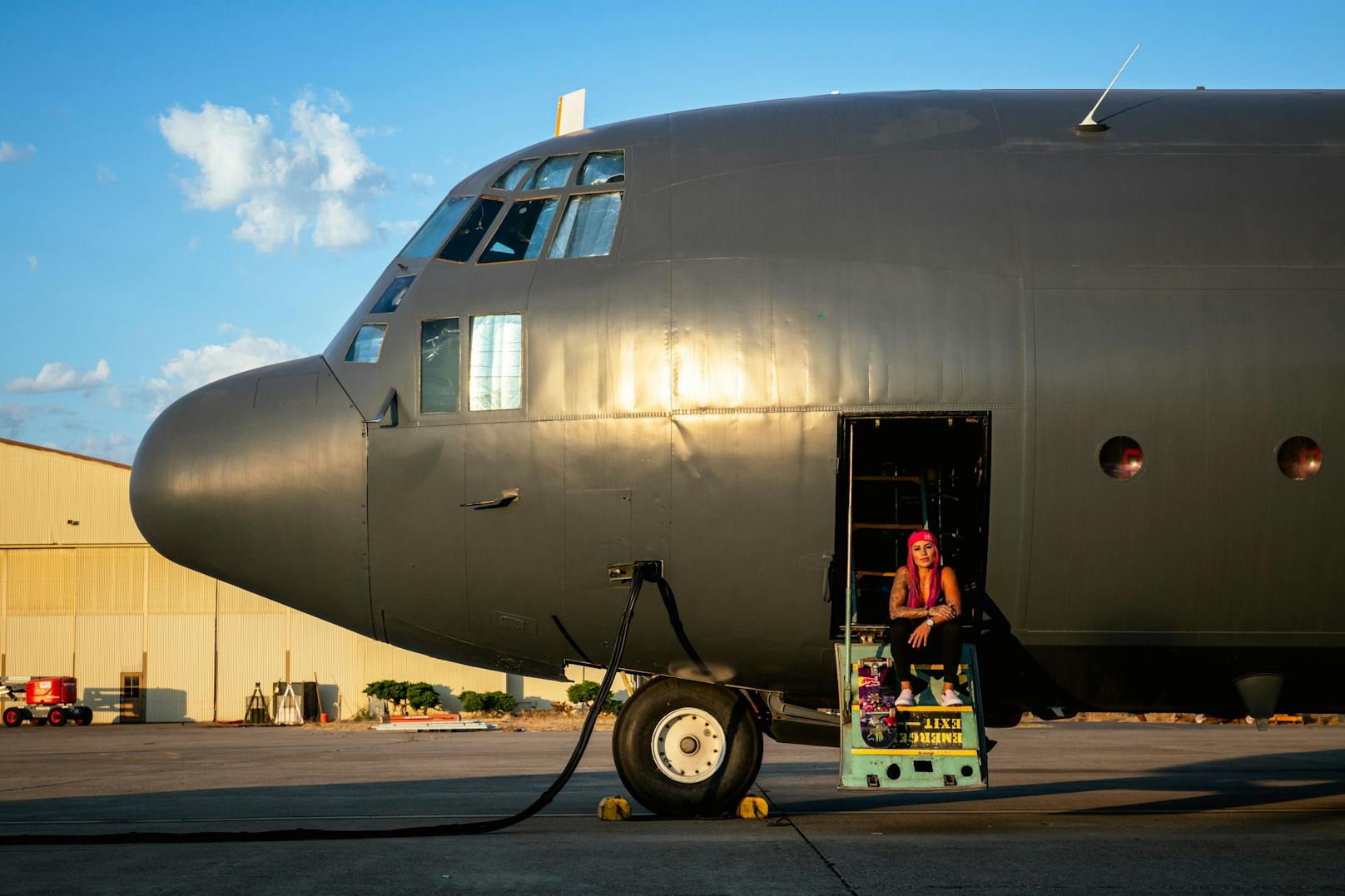 Leticia Bufoni springt mit dem Skateboard aus dem Flugzeug