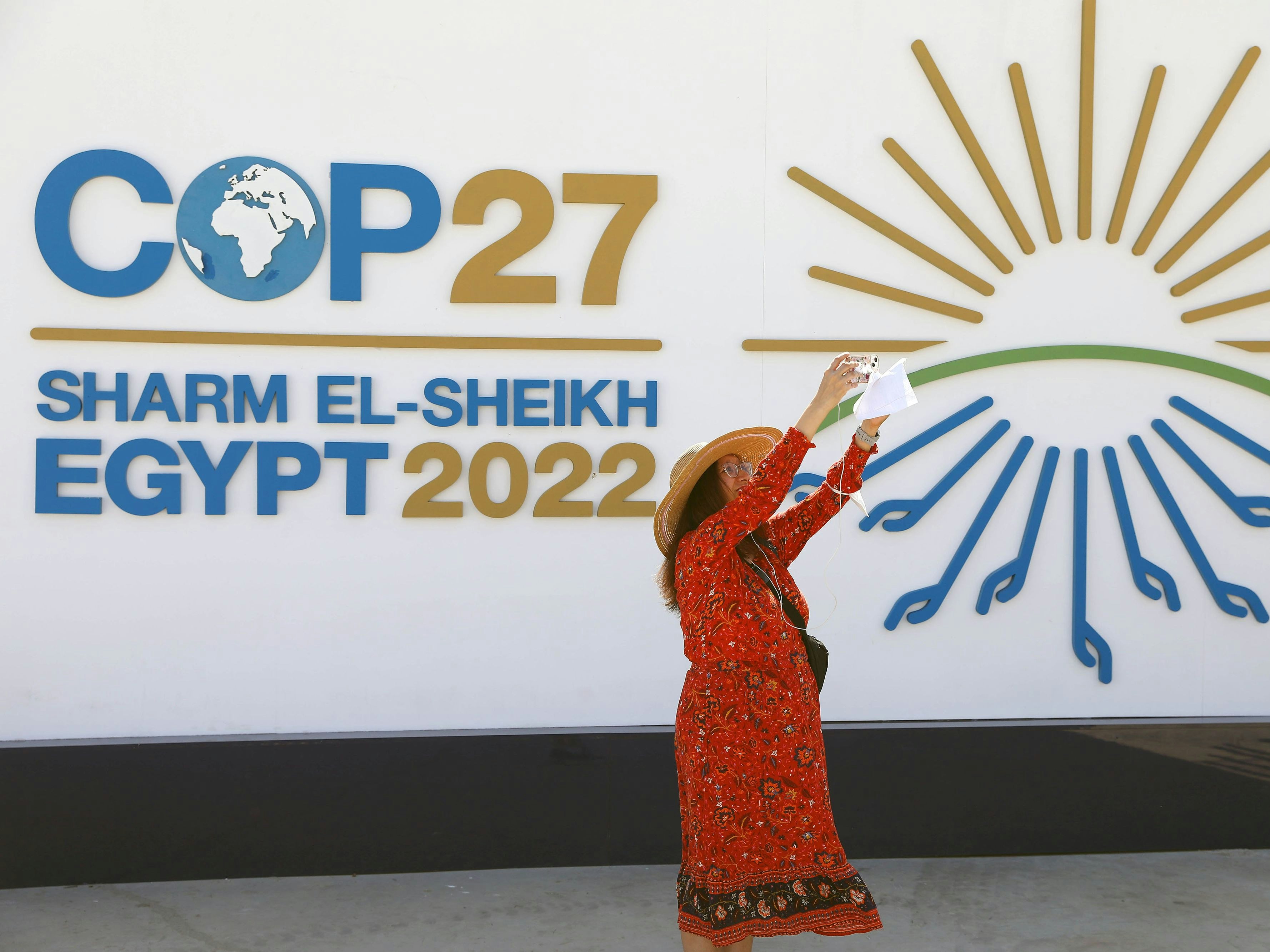 Download von www.picturedesk.com am 08.11.2022 (12:03).  (221106) -- SHARM EL-SHEIKH, Nov. 6, 2022 (Xinhua) -- A woman takes pictures in front of a display board of the 27th Conference of the Parties of the United Nations Framework Convention on Climate Change (COP27) in Sharm El-Sheikh, Egypt, Nov. 6, 2022. The COP27 opened on Sunday in Egypt's coastal city of Sharm El-Sheikh in hopes to turn global climate finance pledges into action. (Xinhua/Sui Xiankai).Xinhua News Agency / eyevine :...http://. - 20221106_PD11648 - Rechteinfo: Rights Managed (RM)
