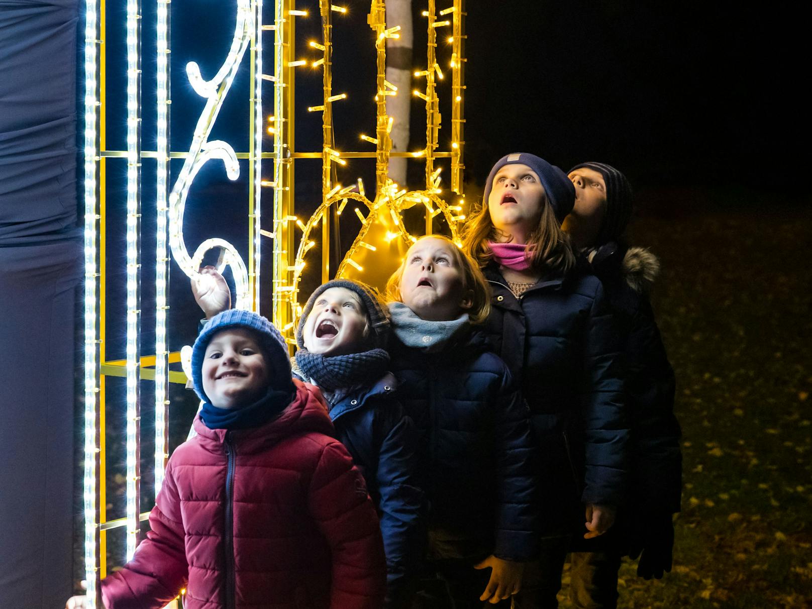 Da machen nicht nur Kinder große Augen: Magischer Lichtergarten "Illumina Schloss Laxenburg" 