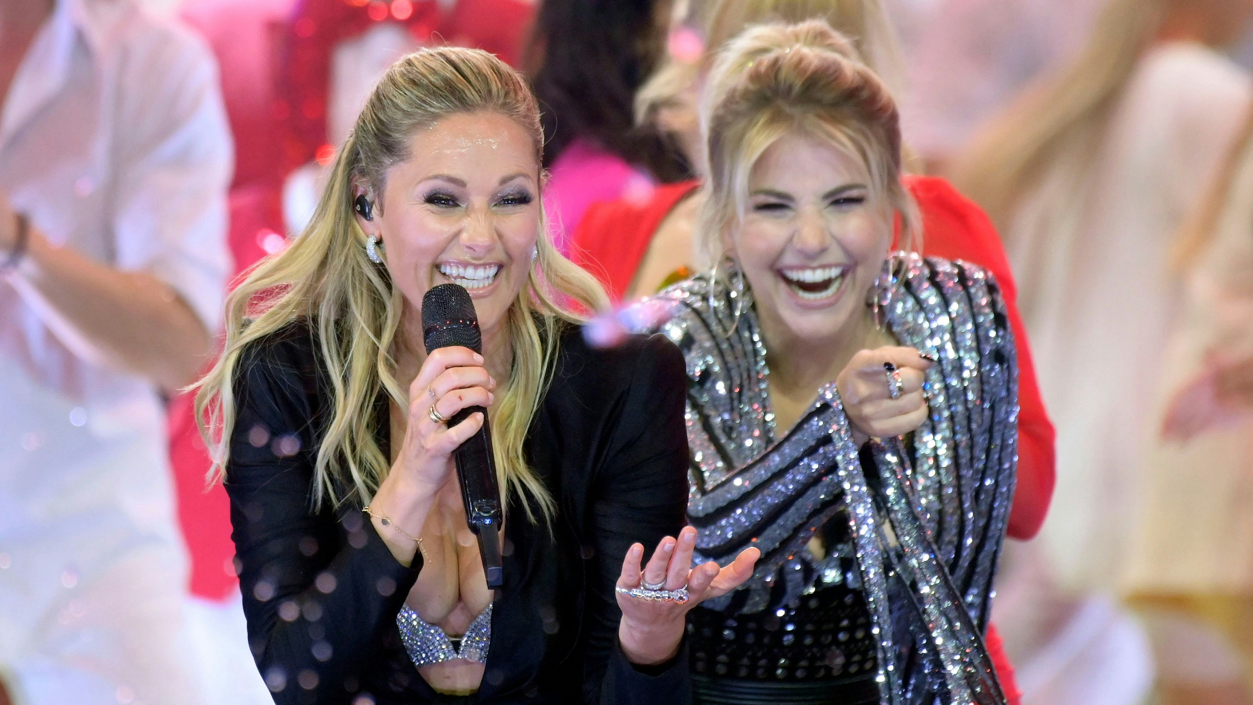 Download von www.picturedesk.com am 08.11.2022 (17:51).  ACT action_39490949 -- Helene Fischer und Beatrice Egli in der TV-Show 'Das große Schlagercomeback.2022' in der Glashalle der Leipziger Messe. Leipzig, 23.07.2022 / 230722 - 20220723_PD20720 - Rechteinfo: Rights Managed (RM)