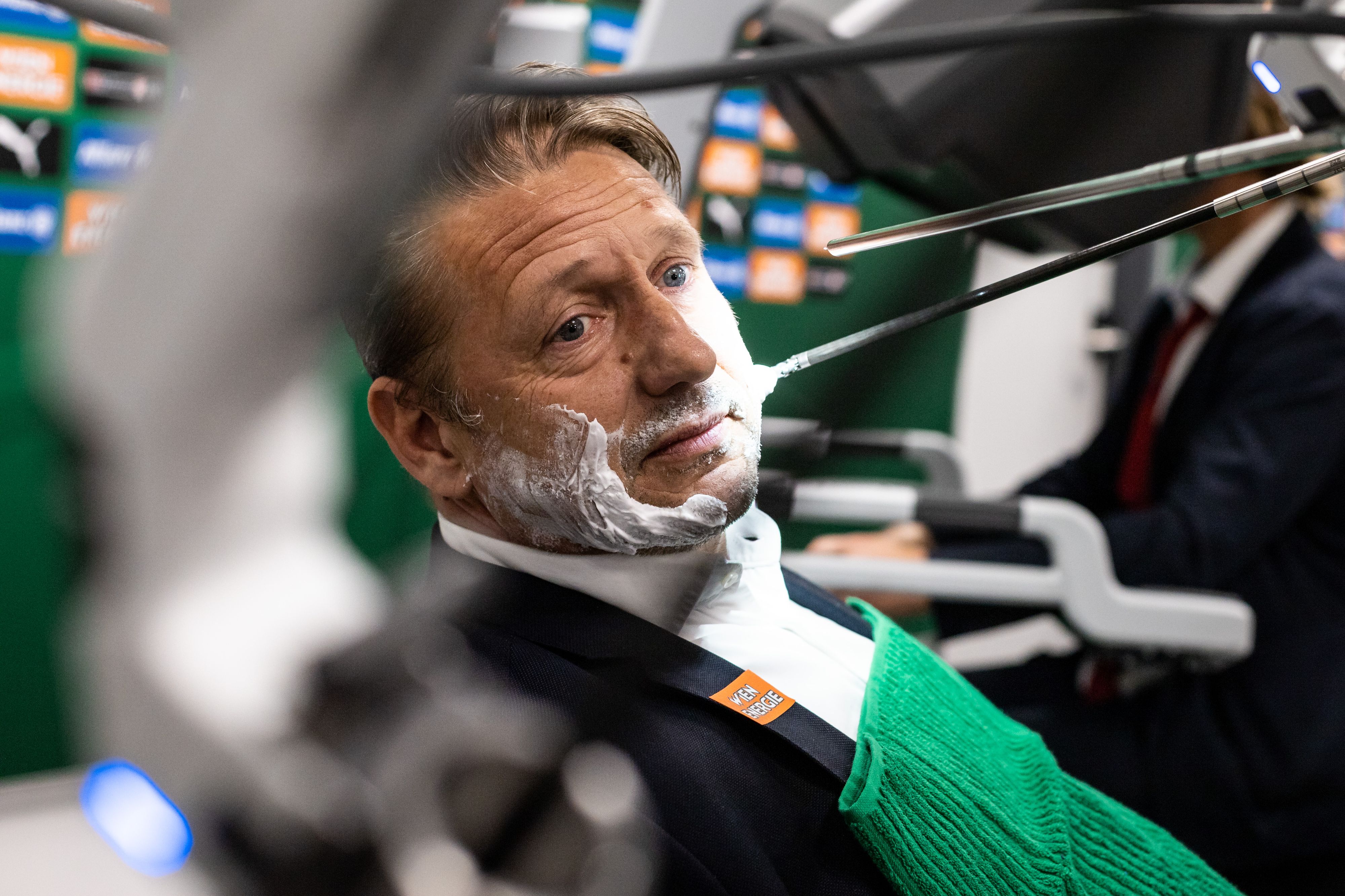 Rapid-Trainer Zoran Barisic wurde von einem OP-Roboter rasiert.