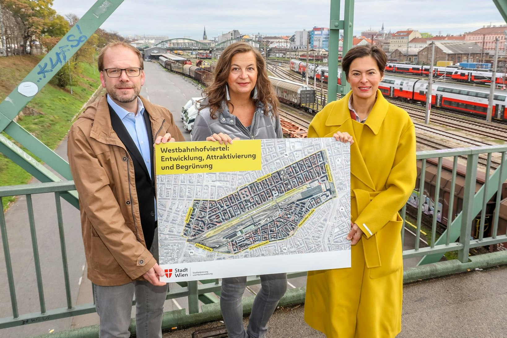 Bezirksvorsteher Dietmar Baurecht, Stadträtin Ulli Sima (beide SP) und ÖBB Infrastruktur-Vorständin Silvia Angelo präsentierten die ersten Pläne für das Areal.