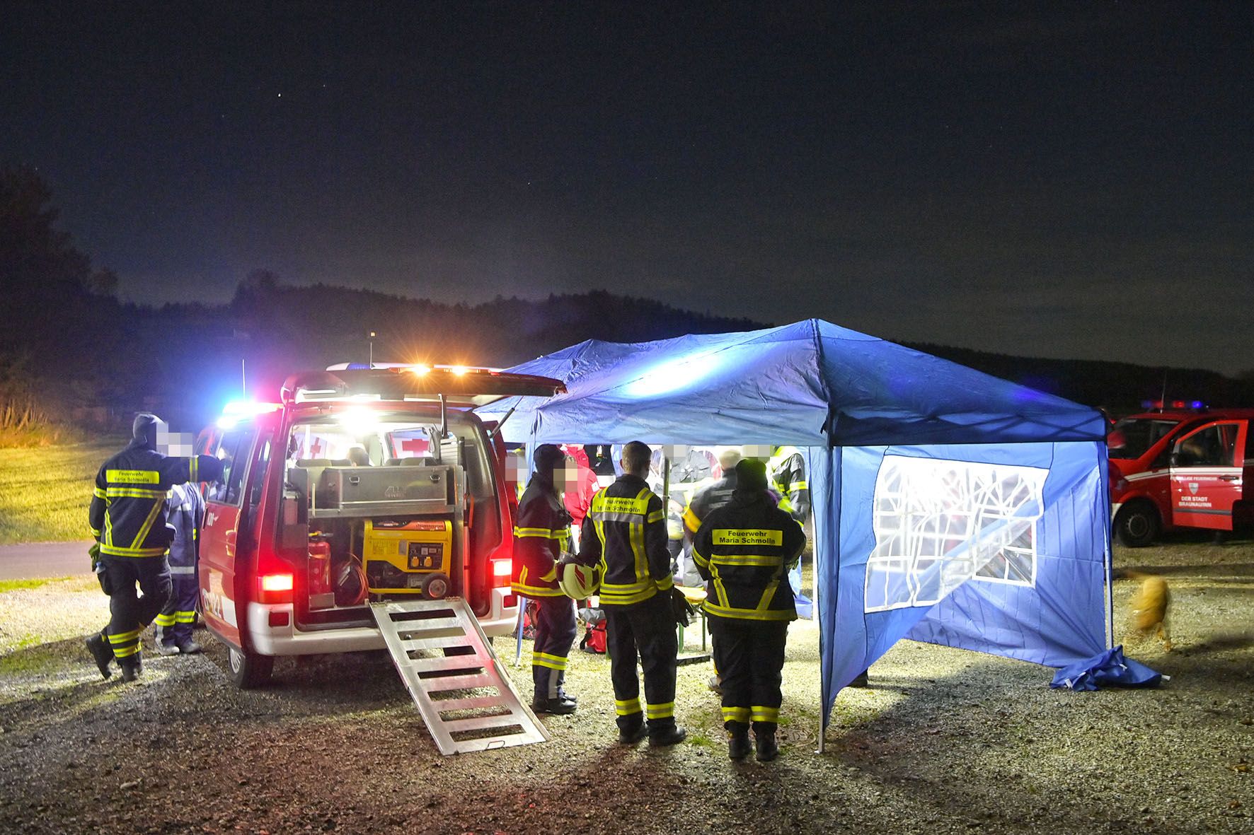 Die Einsatzkräfte fanden den Mann in der Nacht schließlich auf einer Böschung.