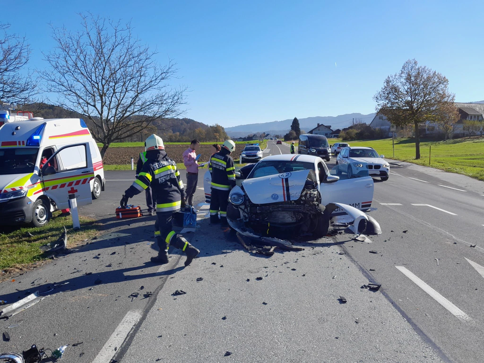 Die beiden involvierten Lenker mussten mit schweren Verletzungen hospitalisiert werden.