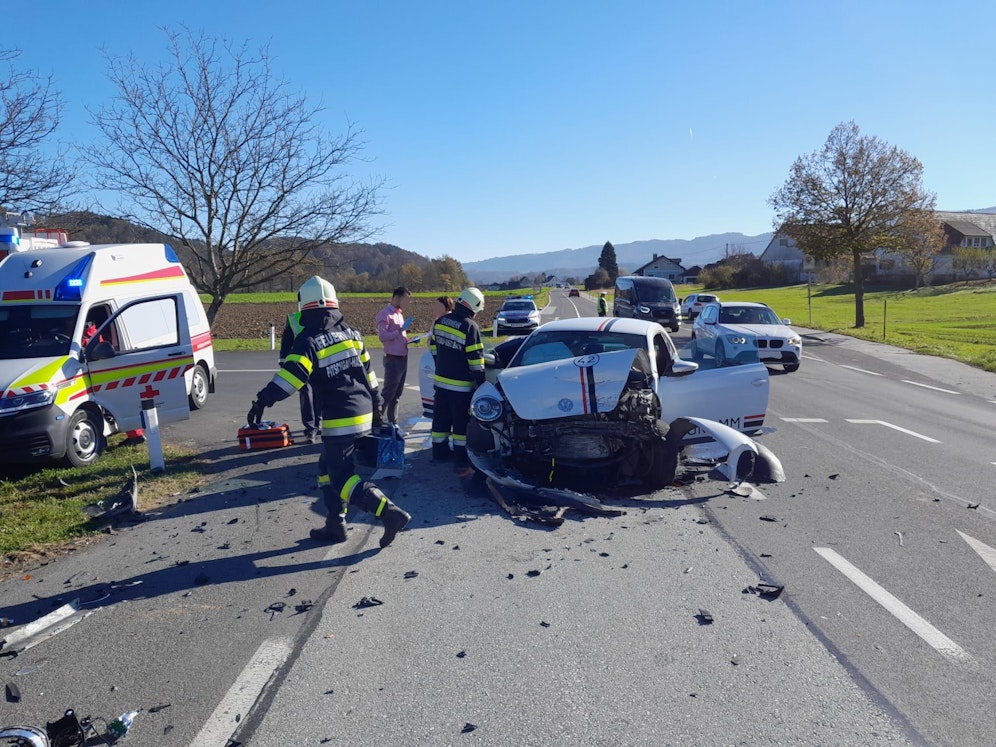 Die beiden involvierten Lenker mussten mit schweren Verletzungen hospitalisiert werden.