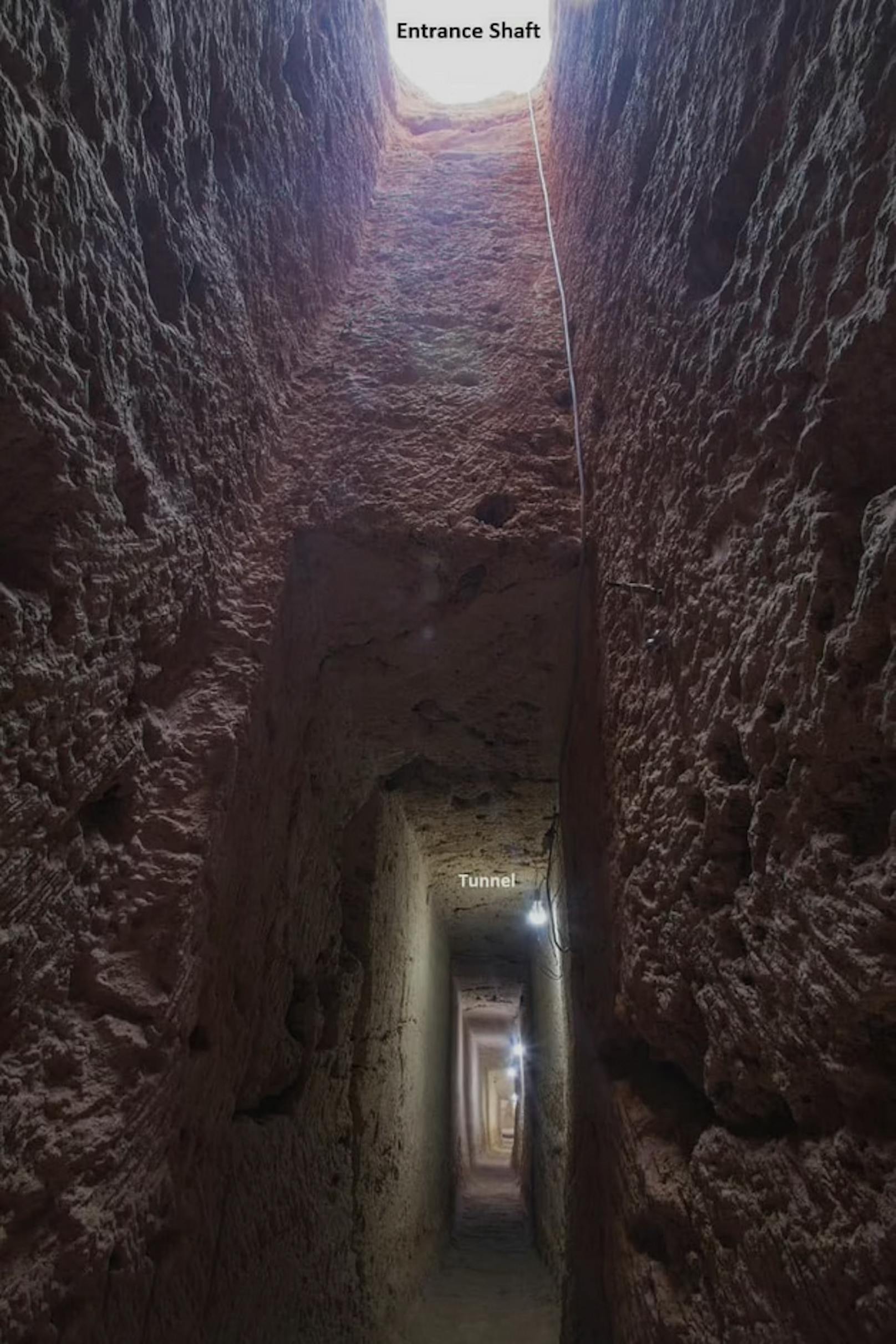 Ein Schacht führt zu den neu entdeckten Tunneln.