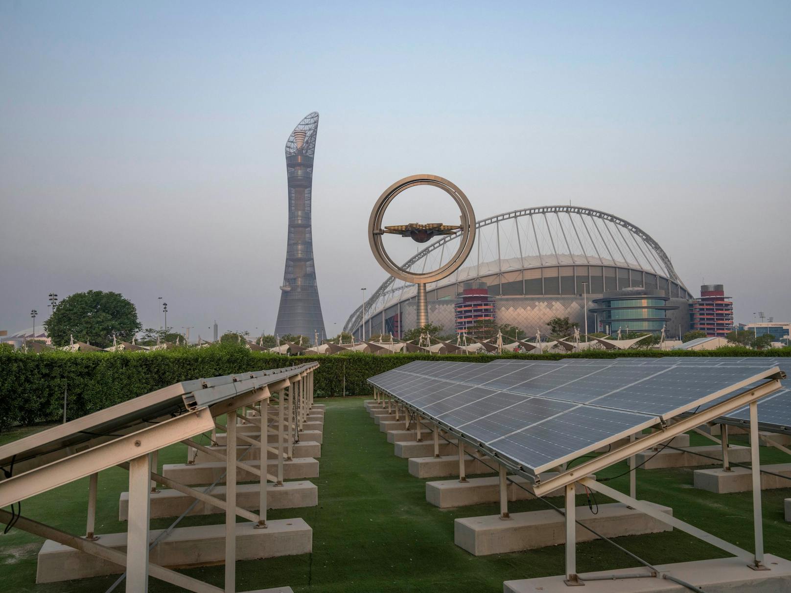 Sonnenkollektoren vor dem Khalifa International Stadium in Doha, wo die FIFA Fußball-Weltmeisterschaft 2022 ausgetragen wird. Derzeit spielen erneuerbare Energien mit einem Anteil von 0,1 % an der Stromerzeugung eine vernachlässigbare Rolle im katarischen Energiesektor.