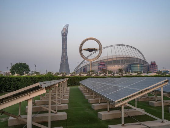 Sonnenkollektoren vor dem Khalifa International Stadium in Doha, wo die FIFA Fußball-Weltmeisterschaft 2022 ausgetragen wird. Derzeit spielen erneuerbare Energien mit einem Anteil von 0,1 % an der Stromerzeugung eine vernachlässigbare Rolle im katarischen Energiesektor.