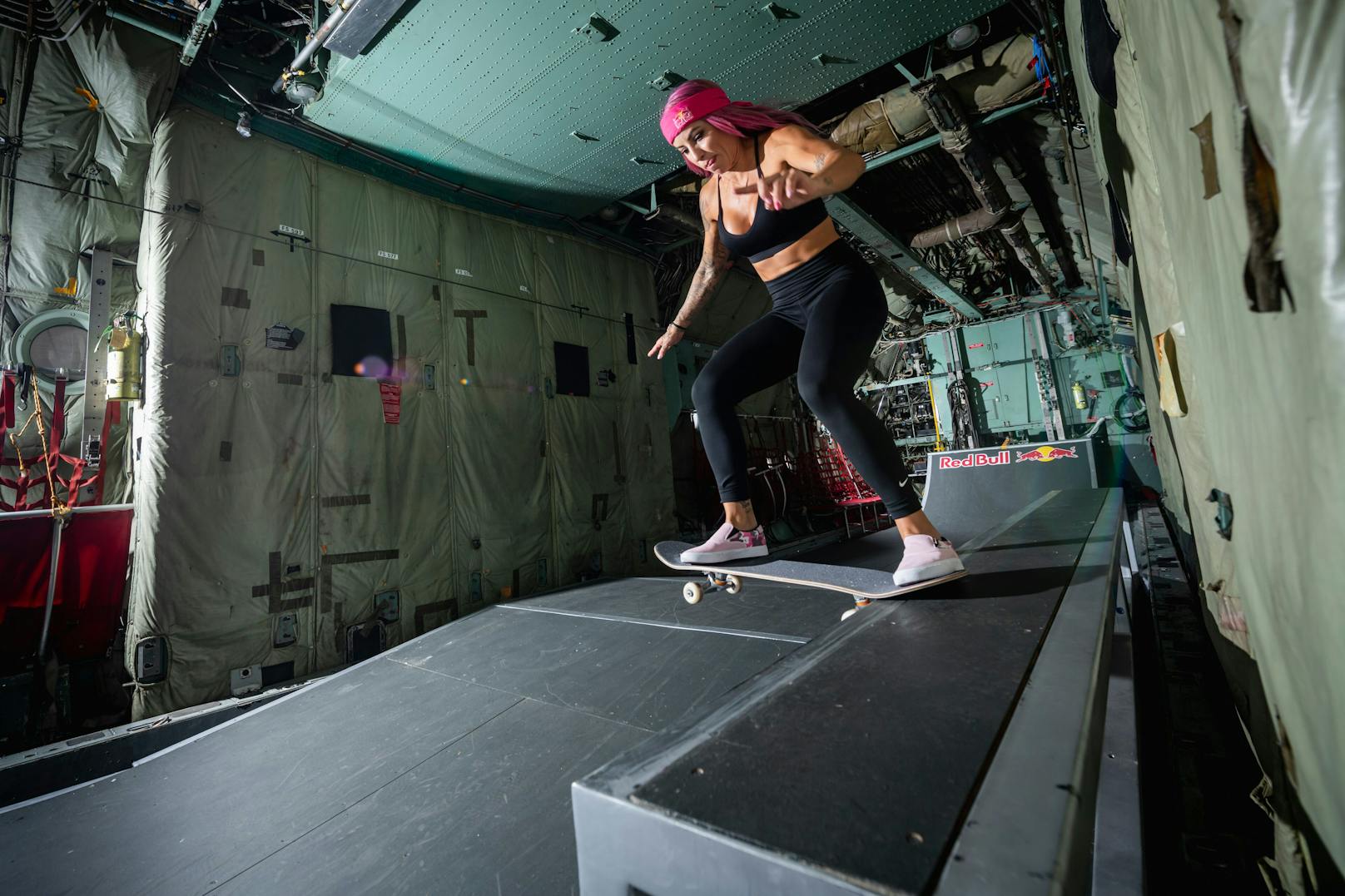 Leticia Bufoni springt mit dem Skateboard aus dem Flugzeug