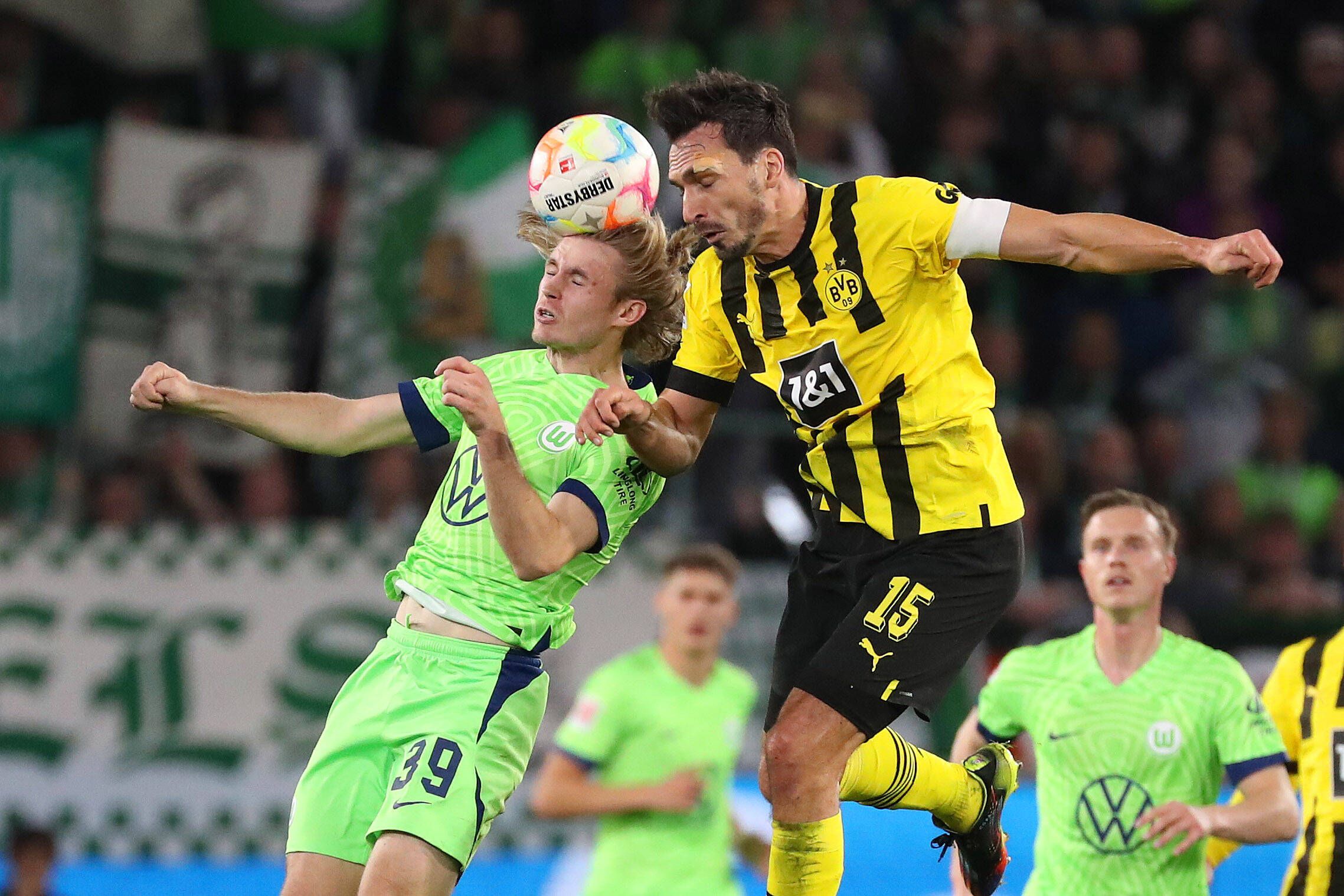 Patrick Wimmer (l.) im Luftkampf mit Mats Hummels