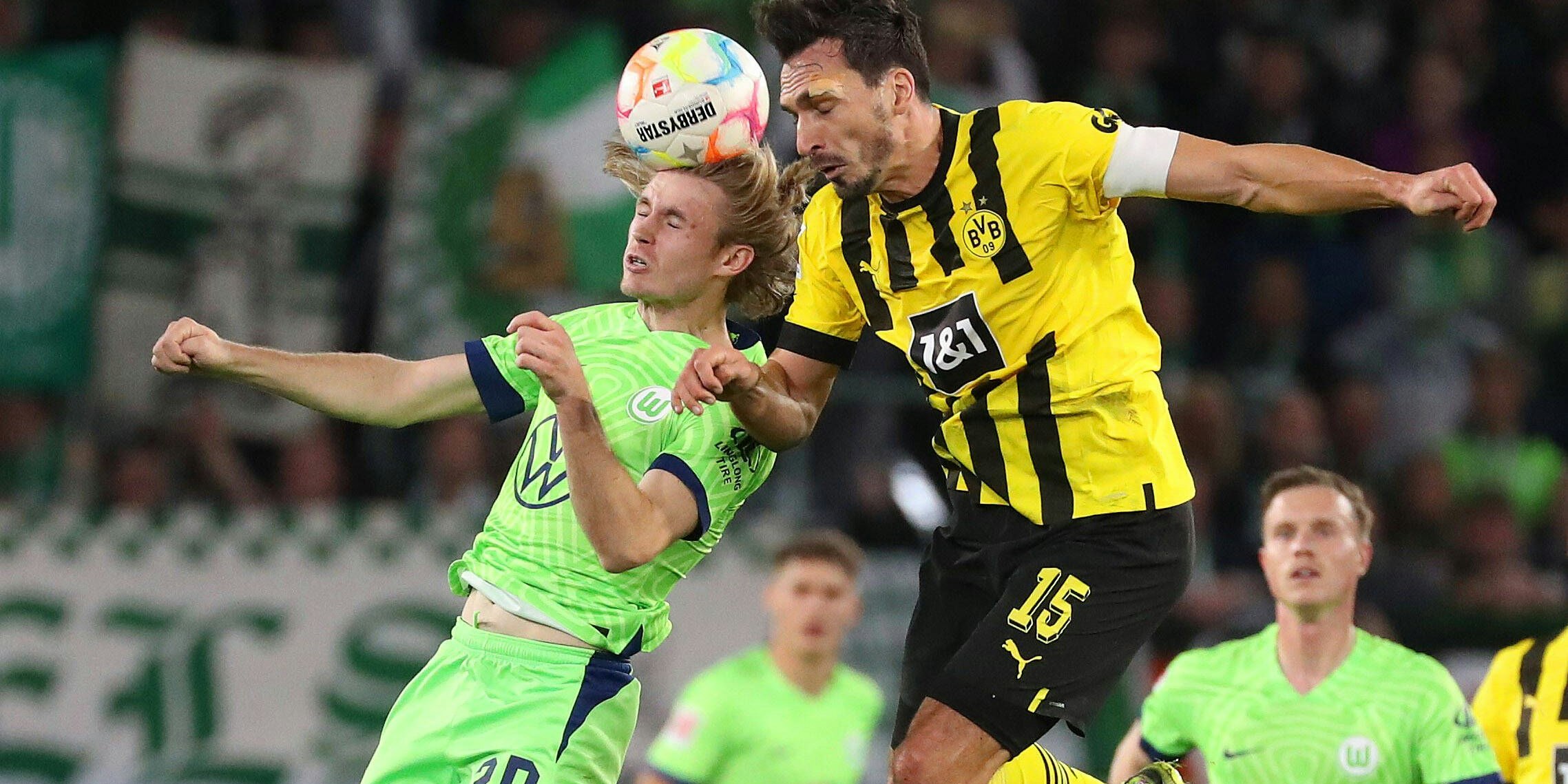 Patrick Wimmer (l.) im Luftkampf mit Mats Hummels