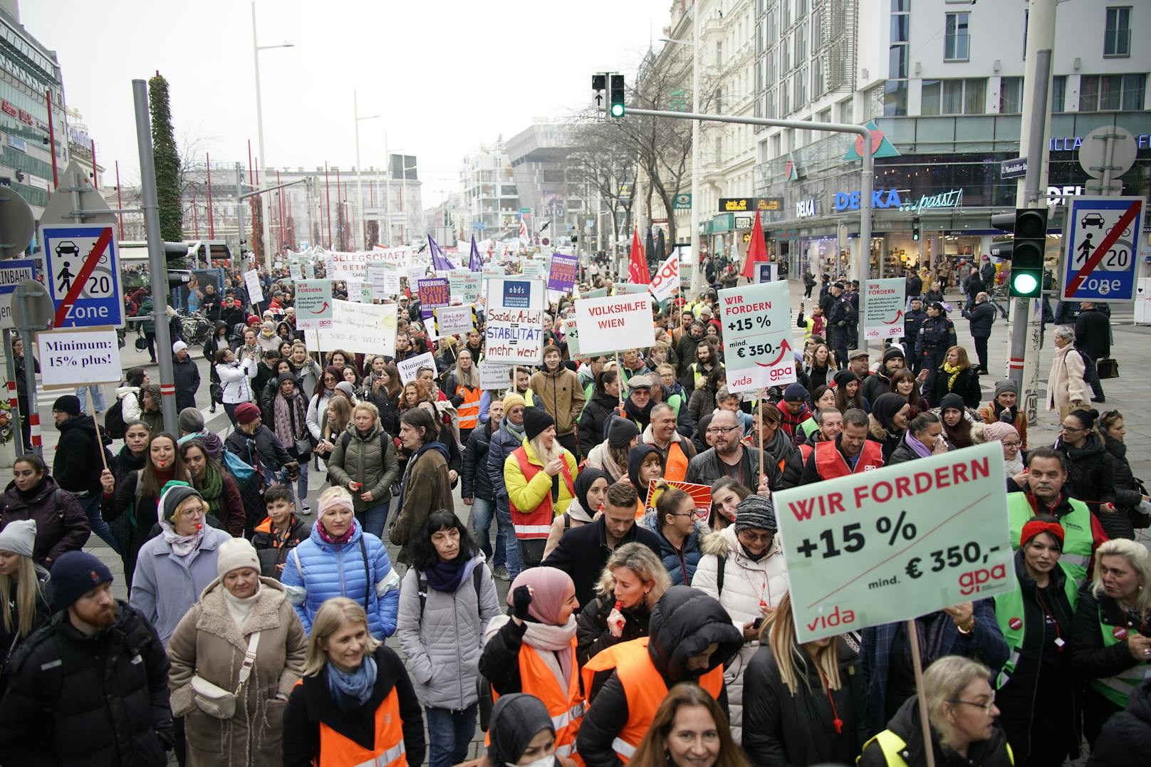 Rund 3.000 Wiener Freizeitpädagogen demonstrierten am Dienstag für mehr Geld und bessere Arbeitsbedingungen.