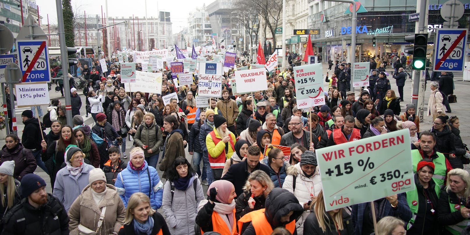 Bei den Demonstrationen wurden noch +15 Prozent bzw. 350 Euro gefordert, nun traf man sich in der Mitte.