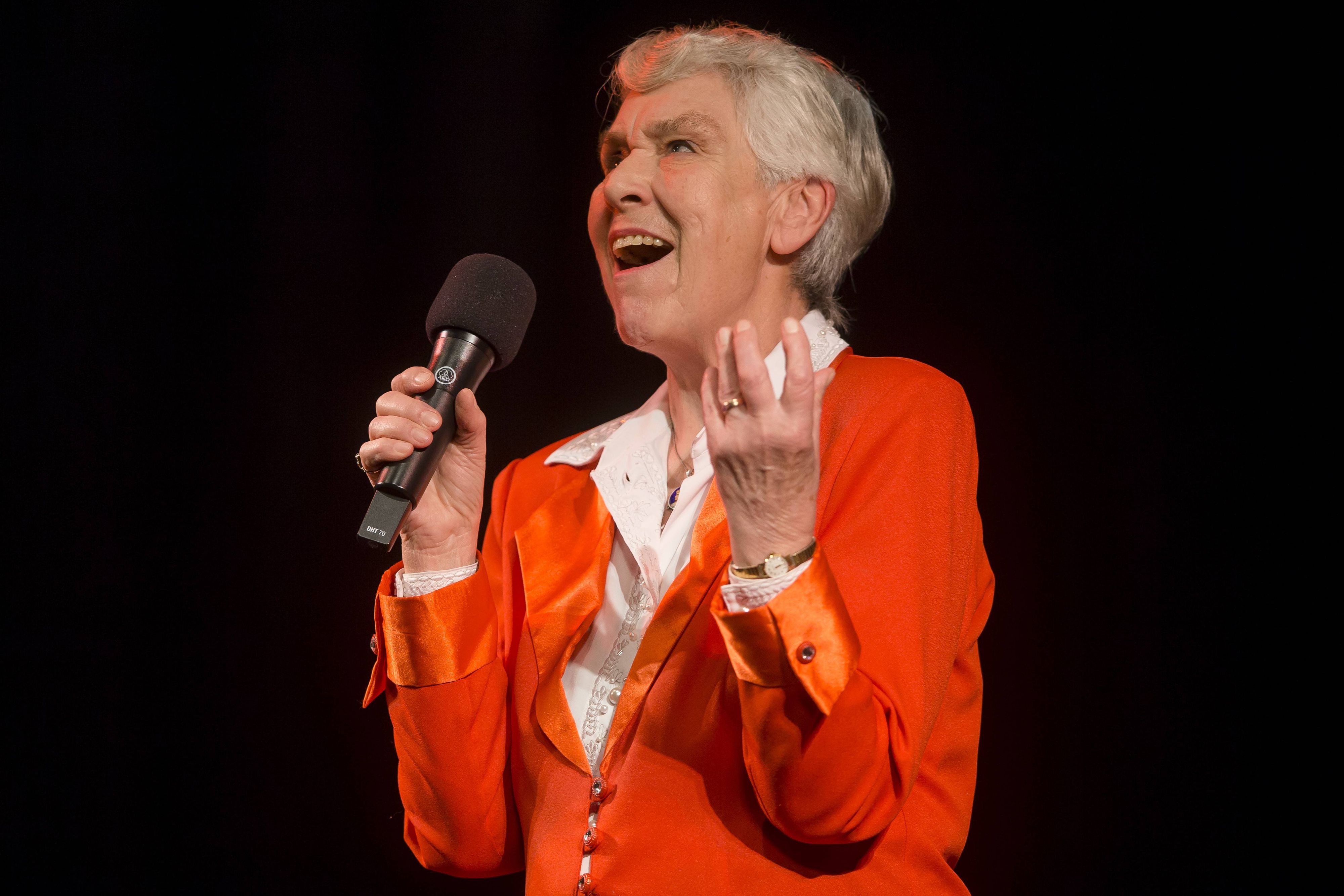 Noch mit 78 Jahren stand die deutsche Schlager- und Chansonsängerin <strong>Julia Axen</strong> auf der Bühne.