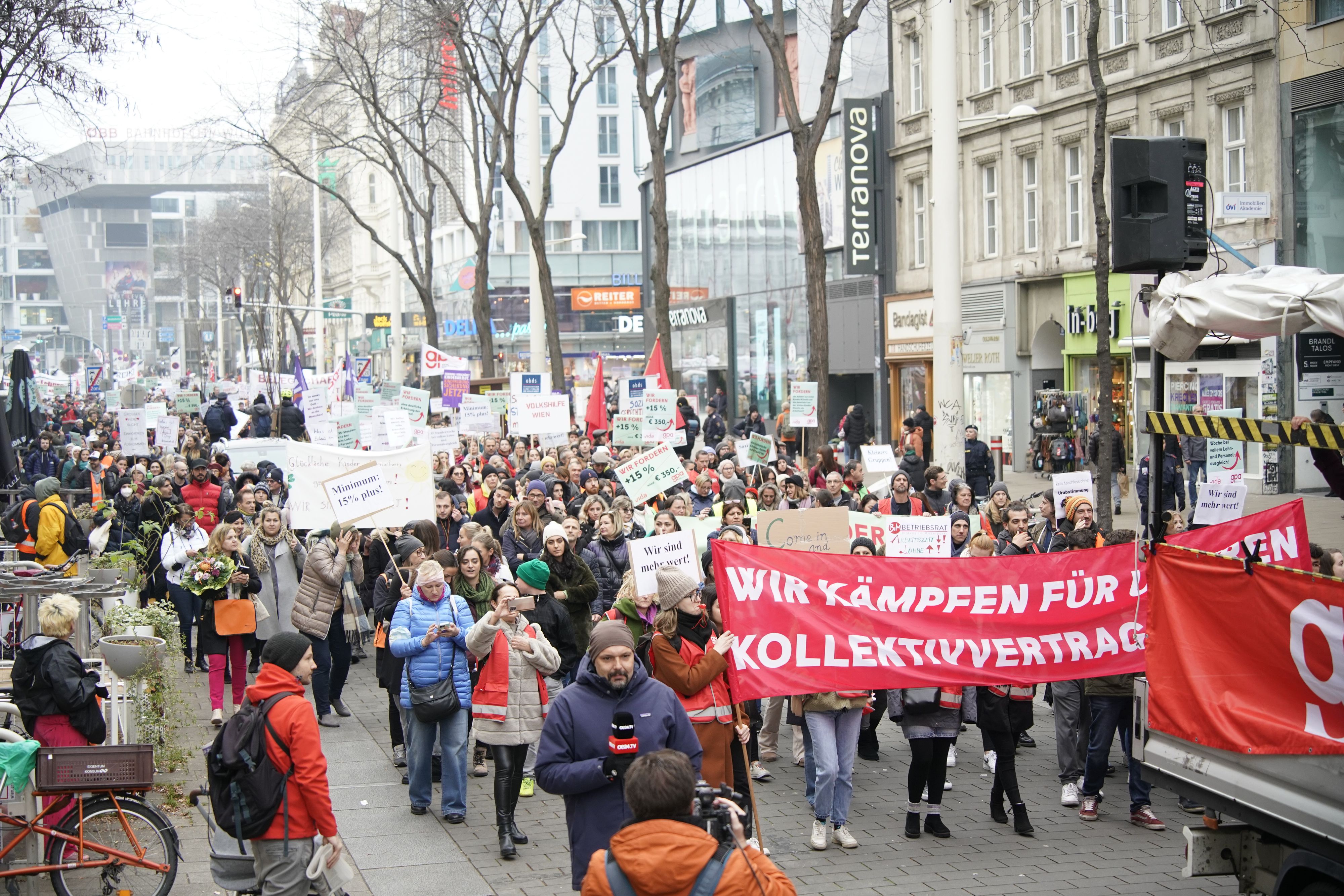 Schon im November streikten die Freizeitpädagogen für mehr Gehalt. Nun gehen sie gegen eine Gesetzesänderung wieder auf die Straße.