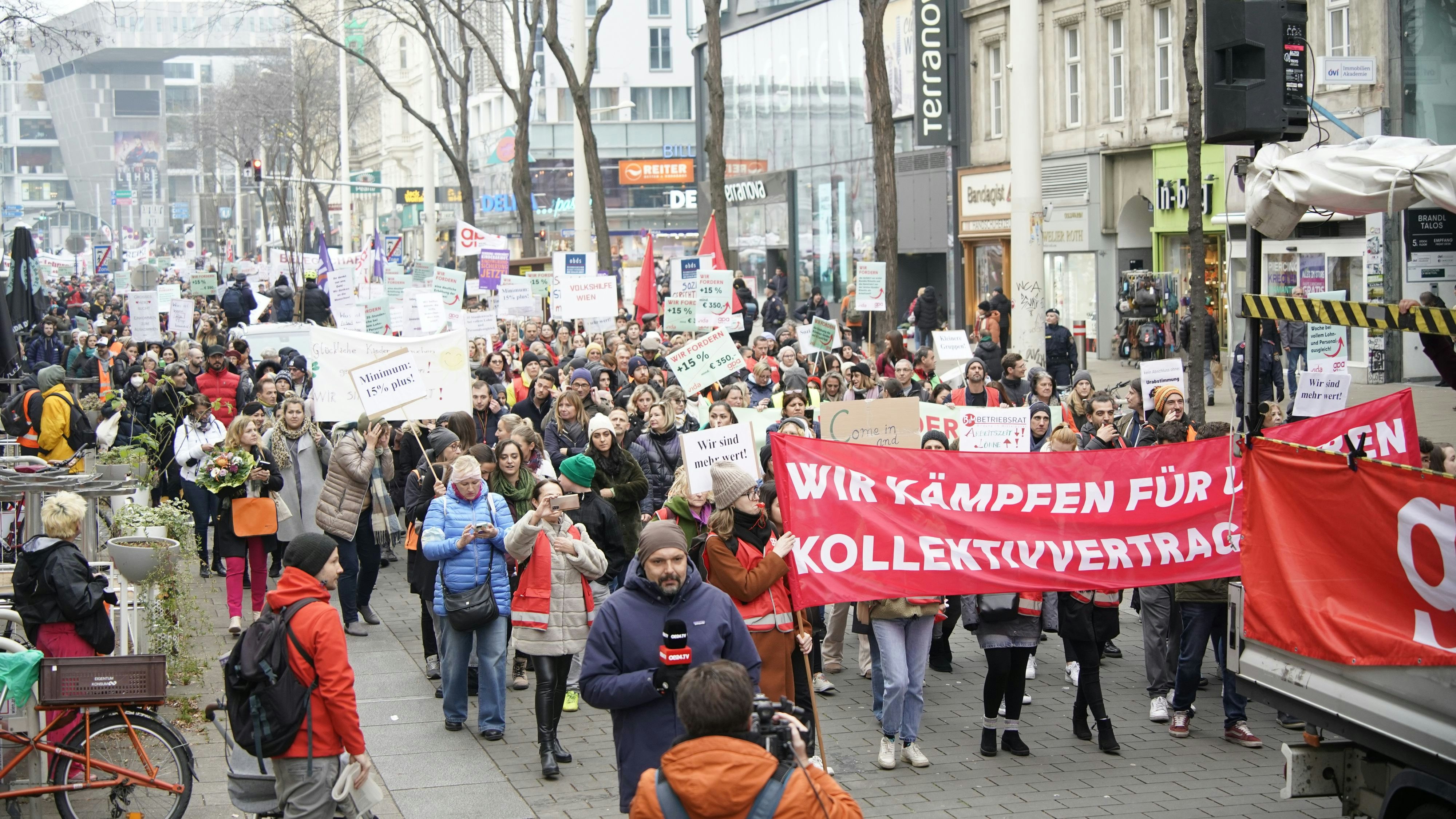 Rund 3.000 Wiener Freizeitpädagogen demonstrierten am Dienstag für mehr Geld und bessere Arbeitsbedingungen.