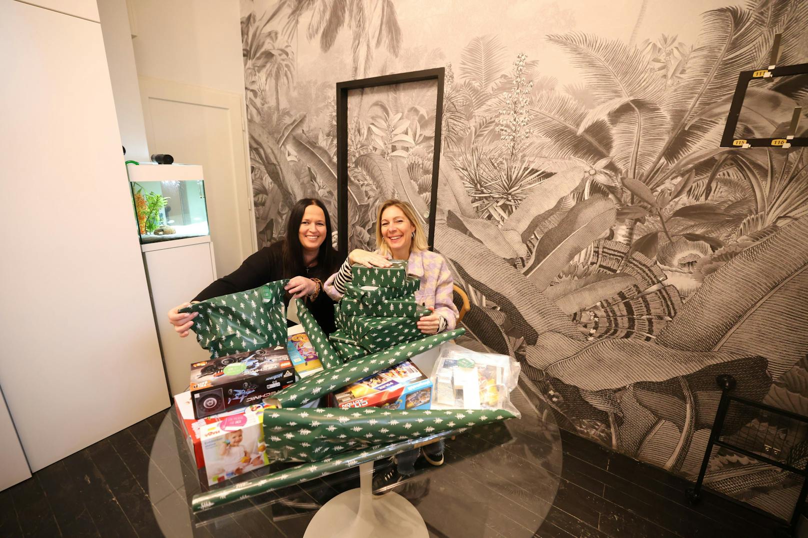 Gründerin Nicole Hausner und ihre Schwägerin Ulrike packen alle Geschenke ein. 