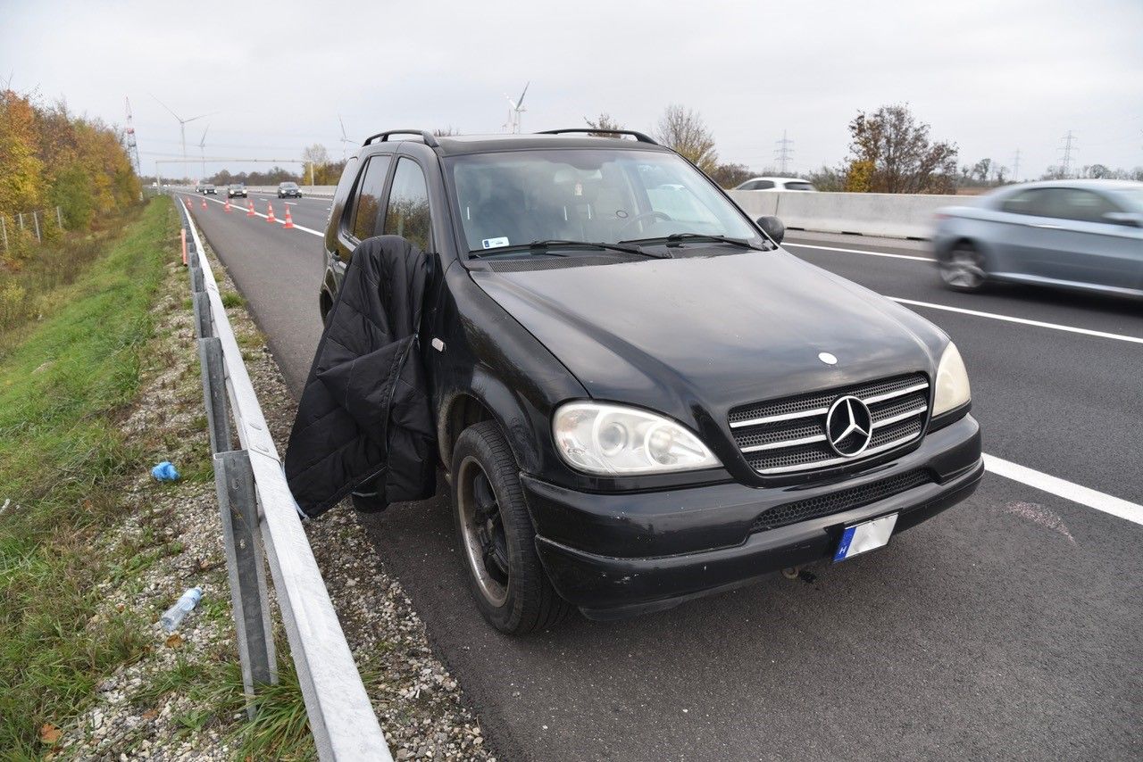 Ein mutmaßlicher Schlepper blieb nach einer Auto-Panne auf der A3 liegen. Als die Polizei vorbeikam, flog alles auf – Festnahme. (9. November 2022)
