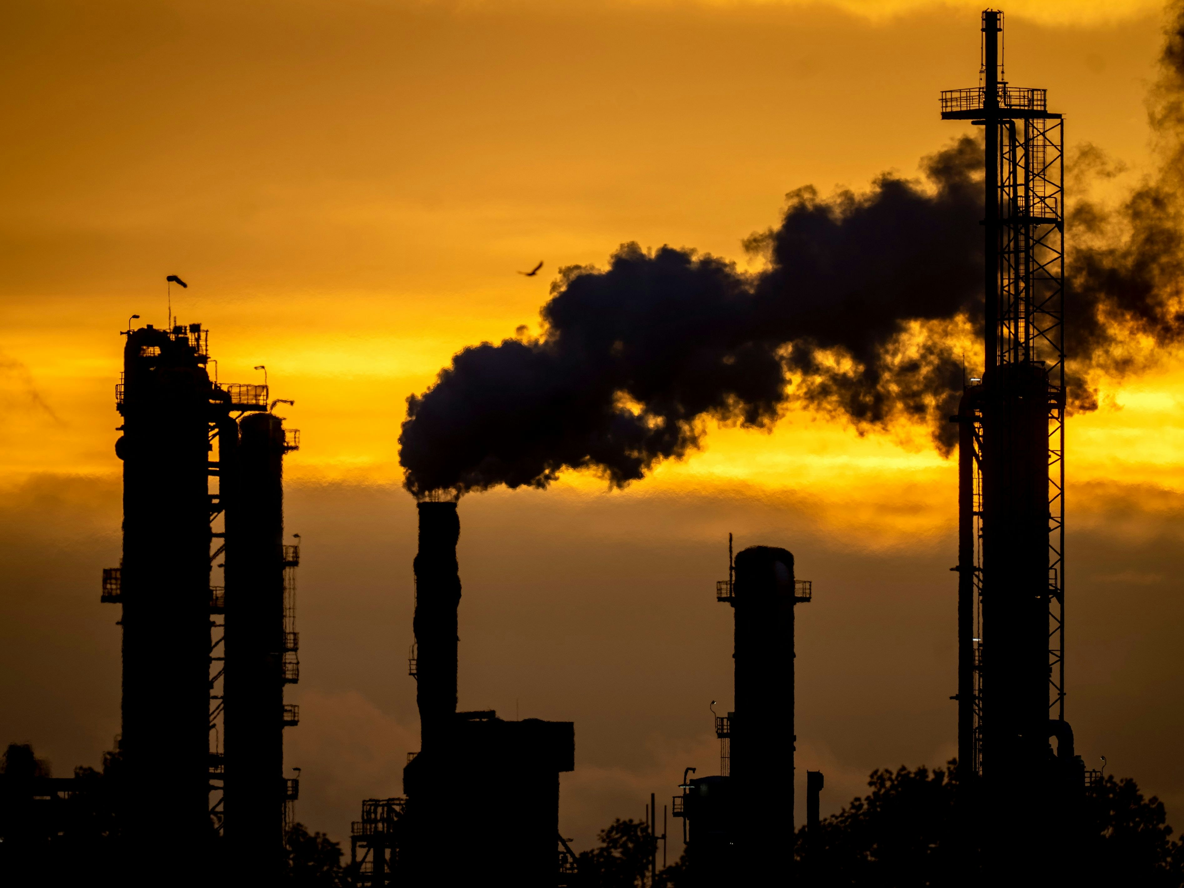 Download von www.picturedesk.com am 08.11.2022 (14:44).  Pollution rises from the BASF chemical plant in Ludwigshafen, Germany, Monday, Nov. 7, 2022. (AP Photo/Michael Probst) - 20221107_PD14314 - Rechteinfo: Rights Managed (RM)