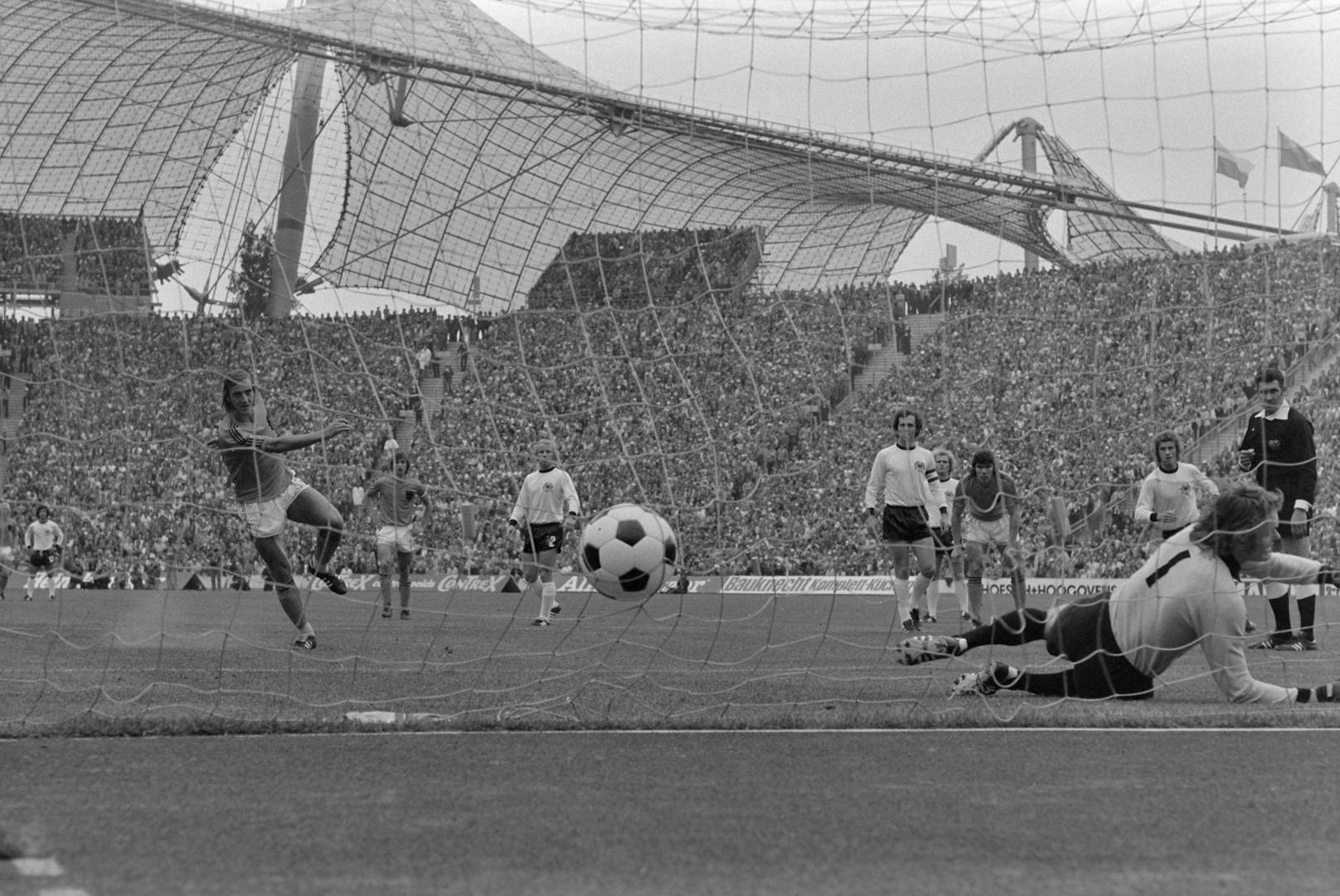 Der schnellste Elfmeter: In der 1. Minute im Finale Deutschland – Niederlande bei der WM 1974. Johan Neeskens verwandelte ihn zum 1:0 für die Niederlande. Die deutsche Mannschaft hatte vor dem Gegentreffer keine einzige Ballberührung.
