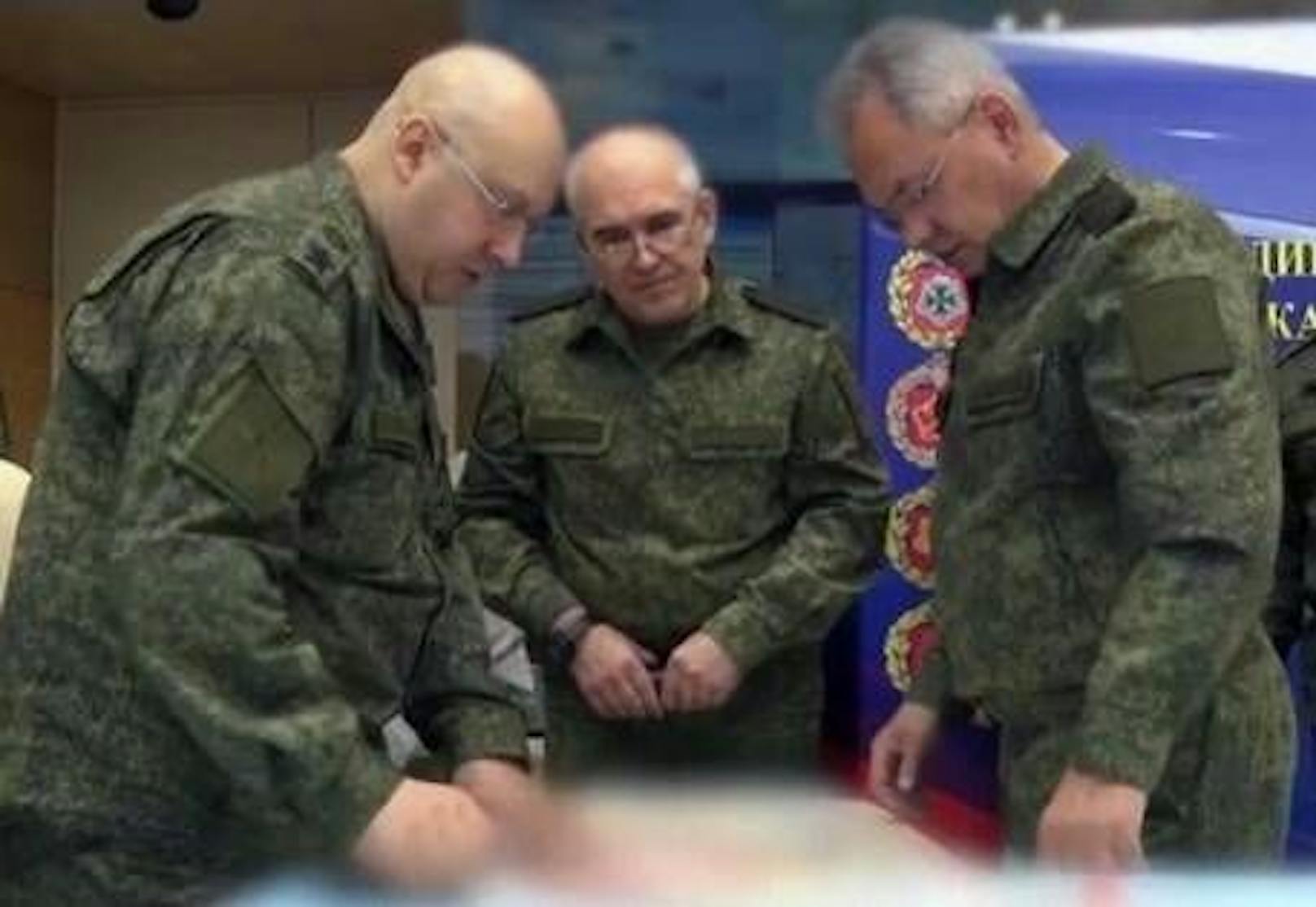 Die am 8. November 2022 veröffentlichten Bilder zeigen "General Armageddon" Sergej Surowikin (l.) in ernsten Gesprächen mit Schoigu und seinem Stab.