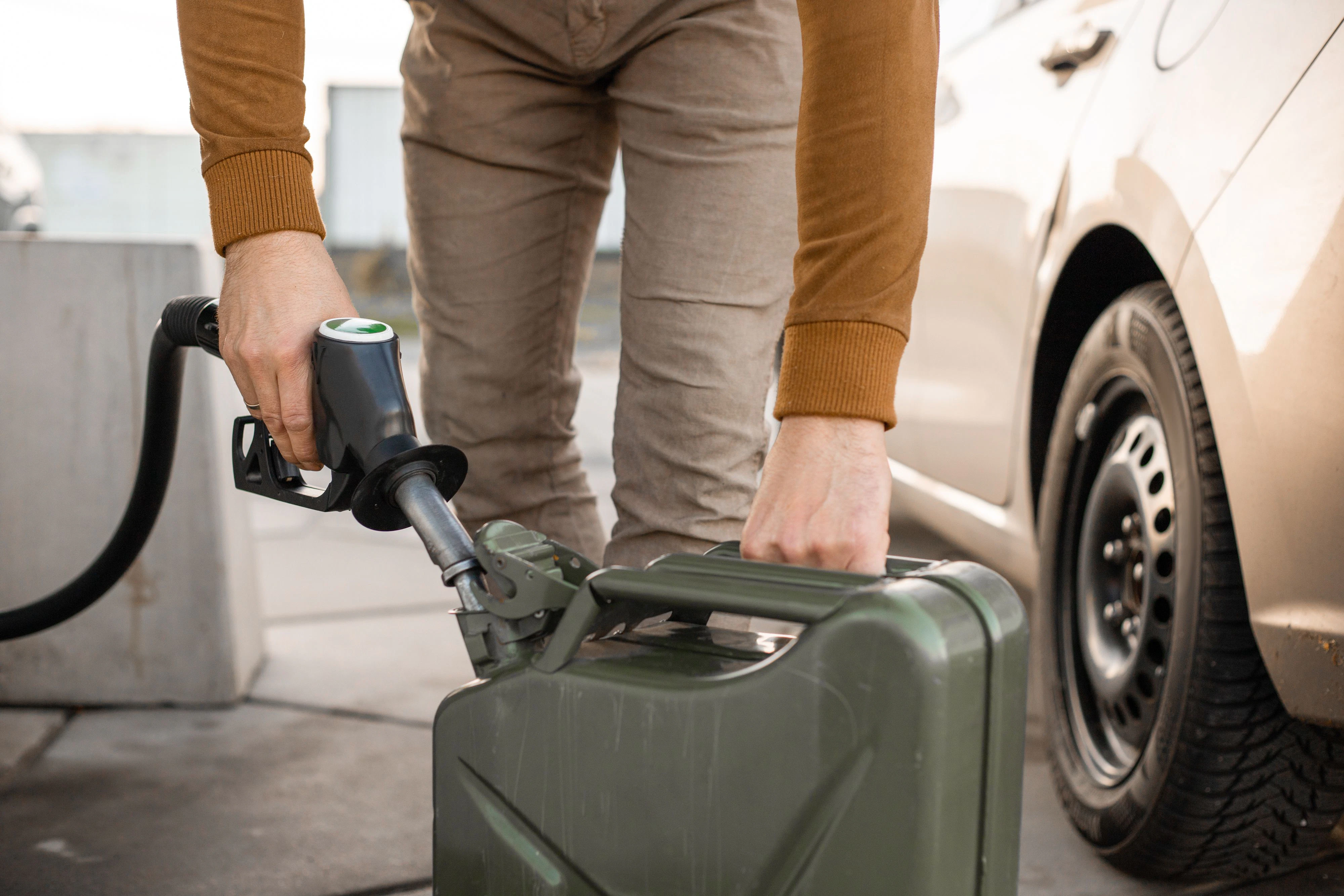 Weil er "gerne Auto" fährt, aber kein Geld hat, stahl ein 25-Jähriger rund 1.000 Liter Diesel.