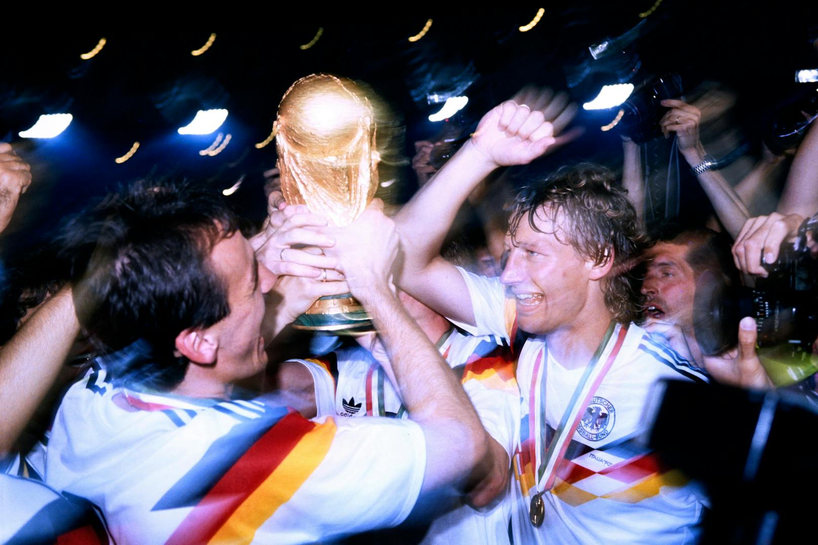 <strong>1990 – Deutschland:</strong> Mit Franz Beckenbauer als Teamchef gab es den Finalsieg in Rom