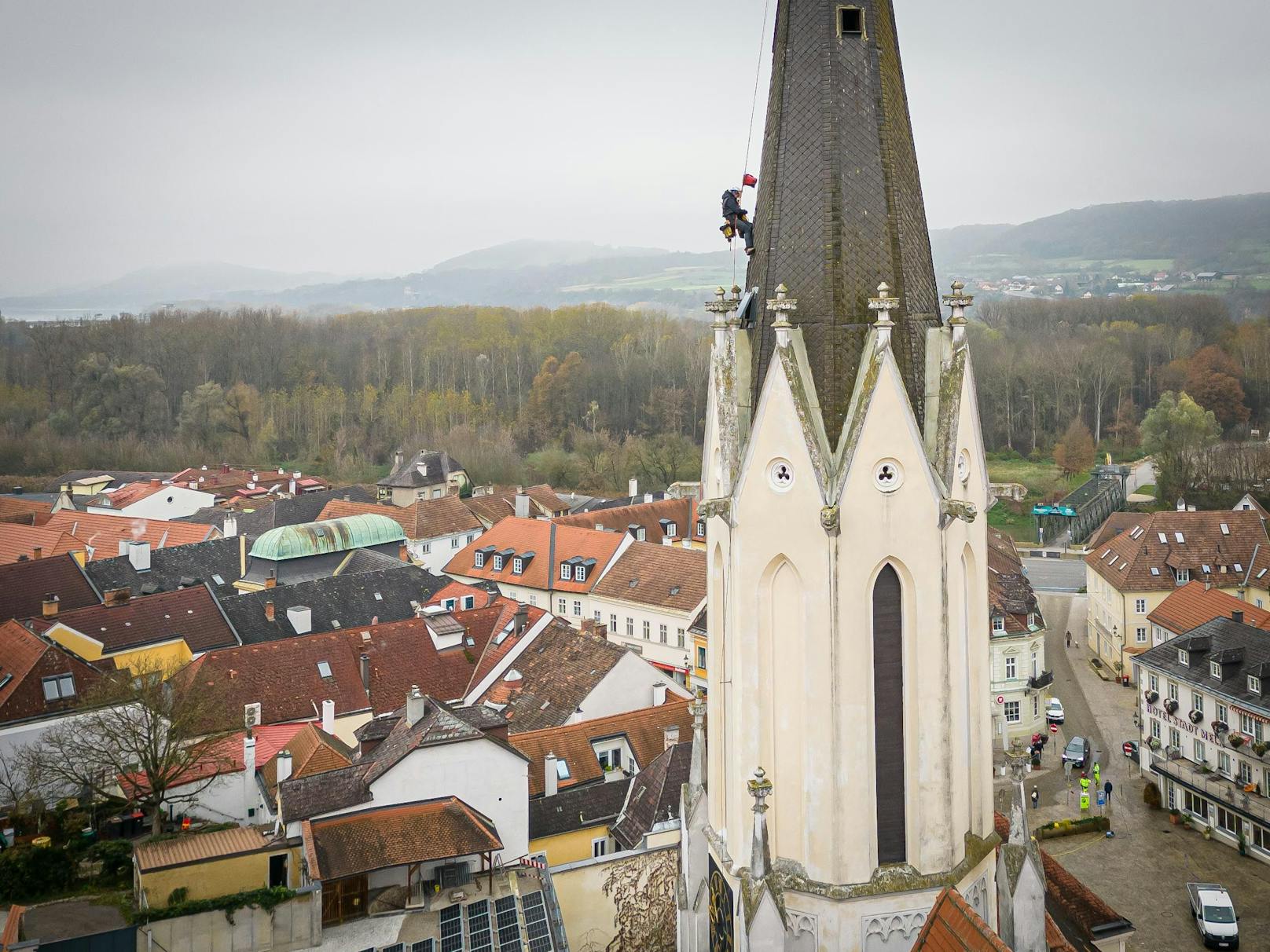 Die Firma Zambelli repariert derzeit das Dach des Pfarr-Kirchturms in Melk.