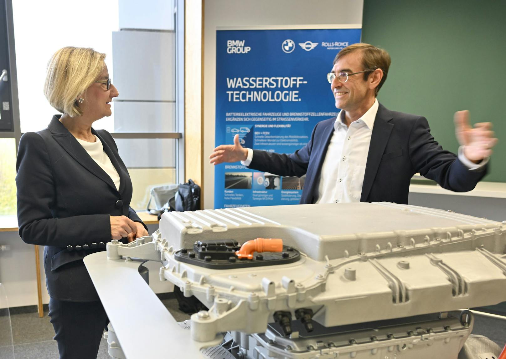 Landeshauptfrau Johanna Mikl-Leitner mit Jürgen Guldner, General Project Manager Wasserstofftechnologie bei BMW.