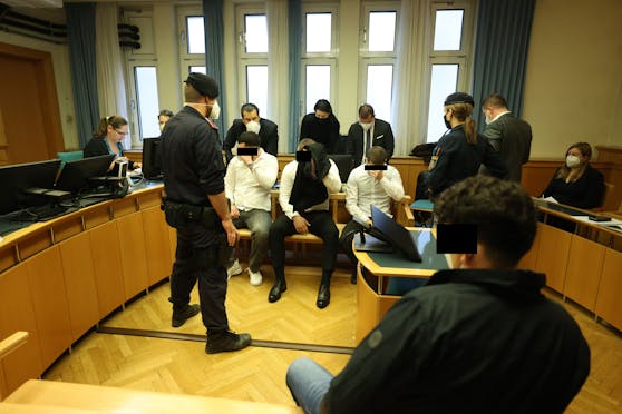Die jungen Männer schämten sich vor Gericht.
