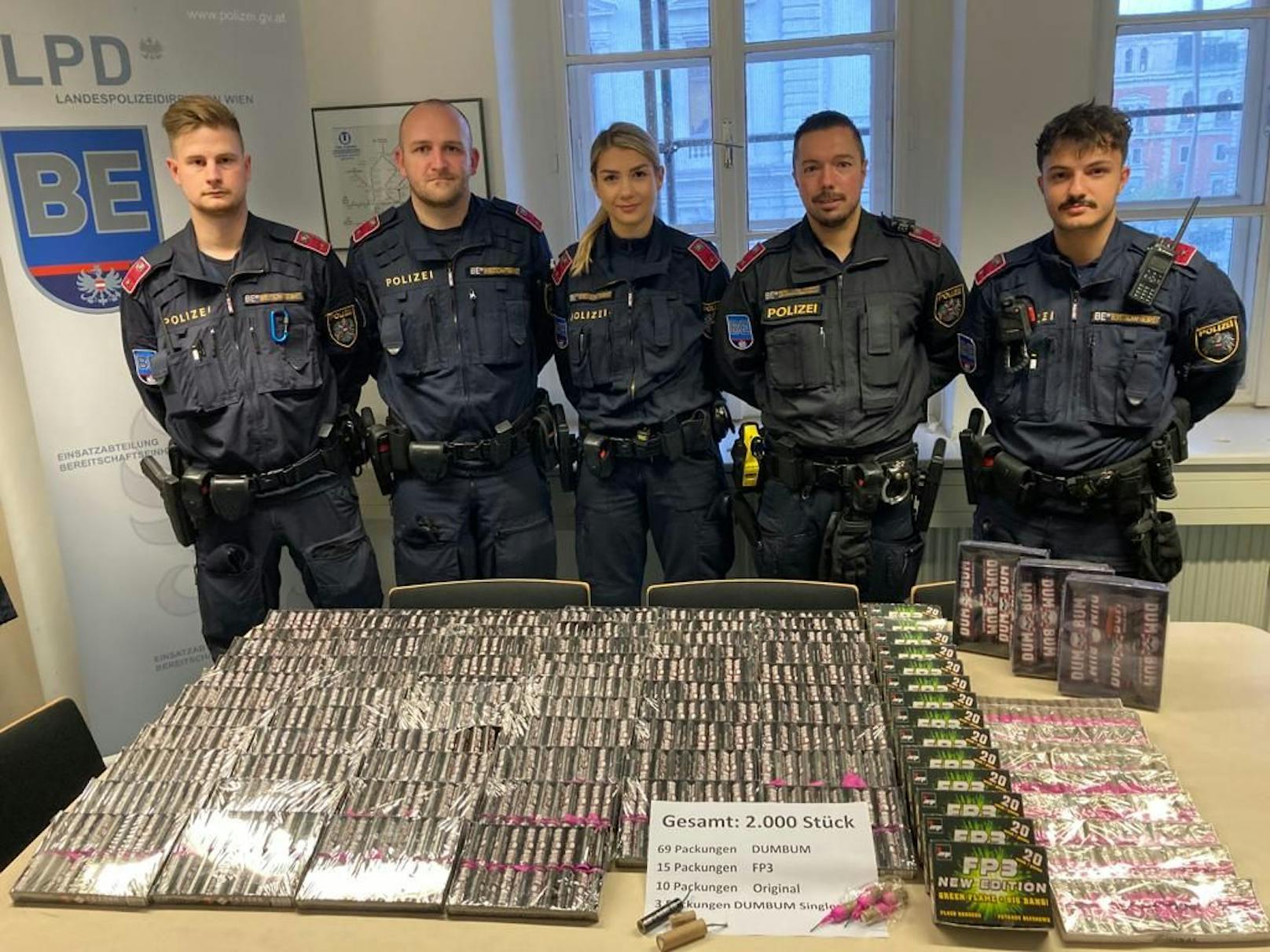 Wiener Polizisten präsentieren ihren stolzen Fund.