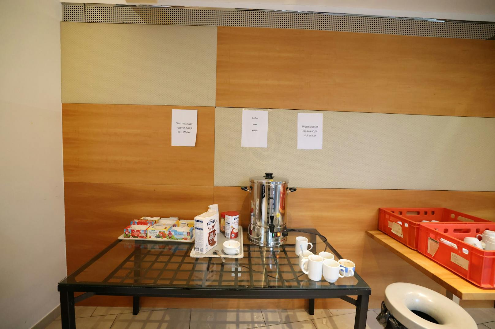 Kaffee und Tee steht den Bewohnern im Speisesaal zur Verfügung.