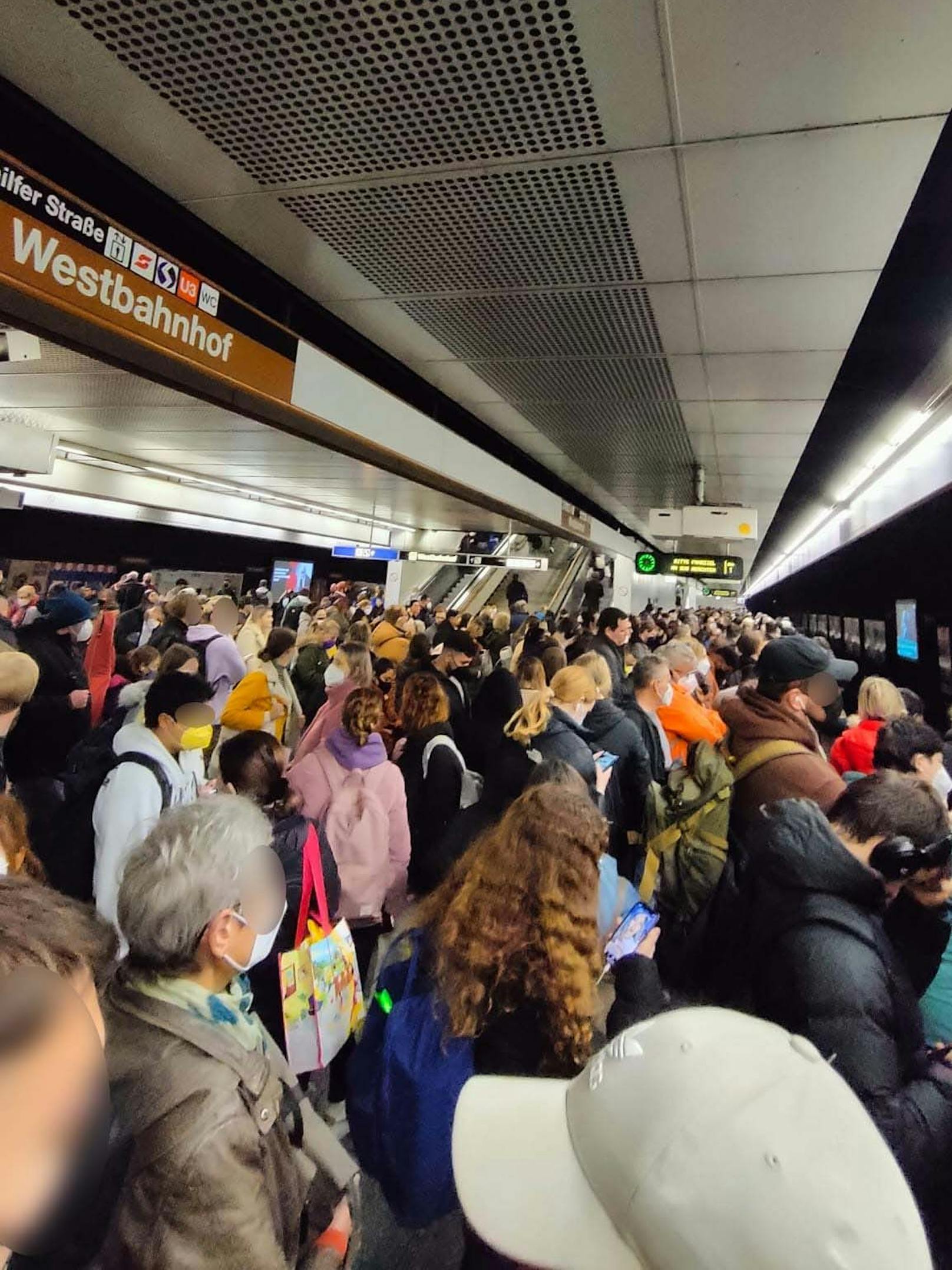 Hunderte Menschen warten am Westbahnhof auf die U6