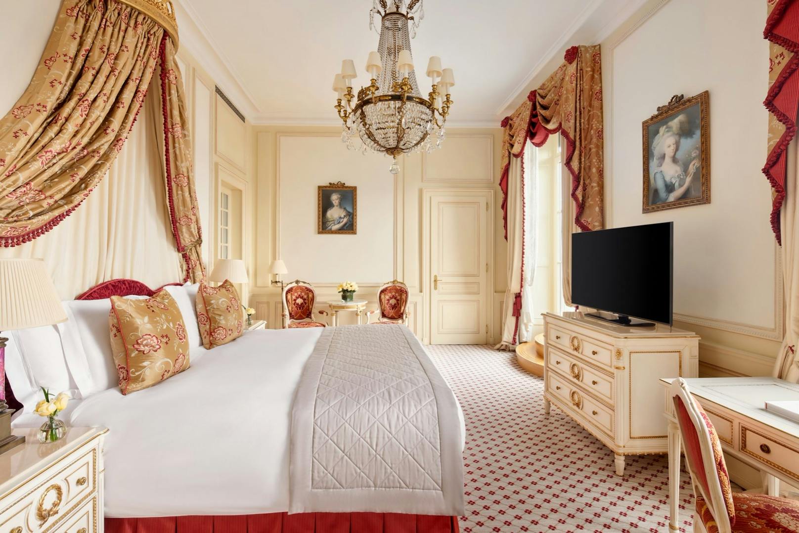 In dieser Suite des Beau Rivage Hotel in Genf starb Kaiserin Elisabeth von Österreich im Jahr 1898. Über 100 Jahre später kann hier nicht nur geschlafen, sondern auch ein Weihnachtsdinner genossen werden.
