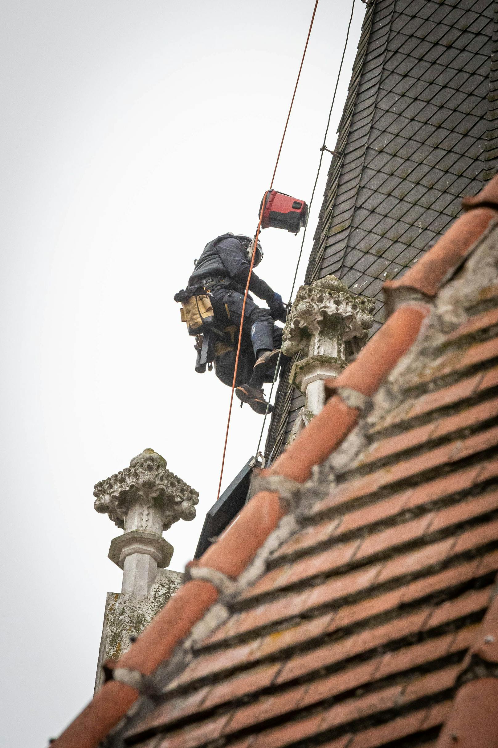 Die Firma Zambelli repariert derzeit das Dach des Pfarr-Kirchturms in Melk.