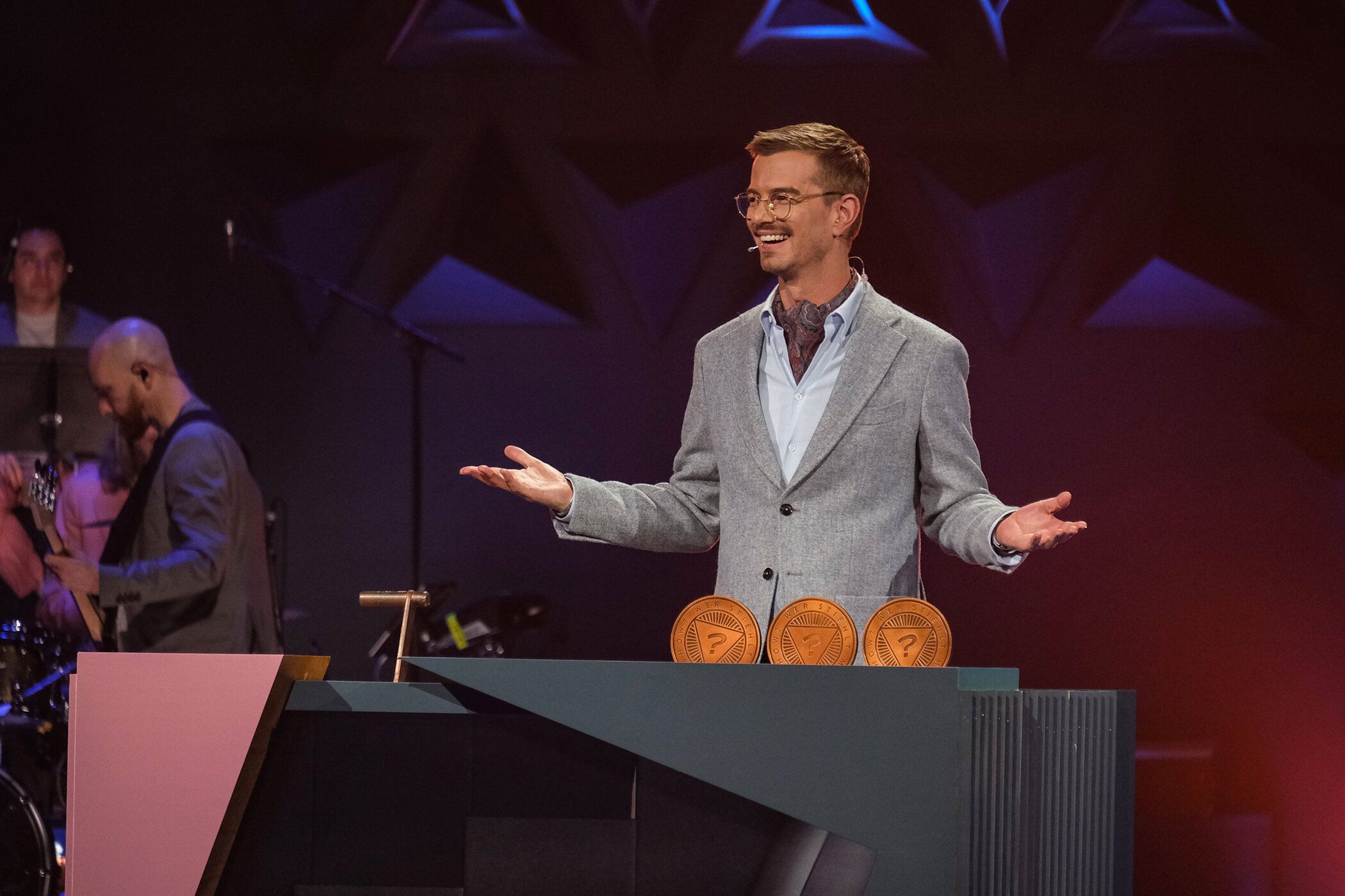 Titel: Wer stiehlt mir die Show?; Staffel: 3; 2022; Folge: 6; Ausstrahlungszeitraum bis: 2022-02-07; Person: Joko Winterscheidt; Copyright: ProSieben/Florida TV/Anna Thut; Fotograf: Anna Thut; Dateiname: 2370578.jpg; Rechtehinweis: Dieses Bild darf bis eine Woche nach Ausstrahlung honorarfrei fuer redaktionelle Zwecke und nur im Rahmen der Programmankuendigung verwendet werden. Spaetere Veroeffentlichungen sind nur nach Ruecksprache und ausdruecklicher Genehmigung der Seven.One Entertainment Group GmbH moeglich. Nicht fuer EPG! Verwendung nur mit vollstaendigem Copyrightvermerk. Das Foto darf nicht veraendert, bearbeitet und nur im Ganzen verwendet werden. Es darf nicht archiviert werden. Es darf nicht an Dritte weitergeleitet werden. Aneinanderreihung/Zusammenlegung/Kopplung von Bildern zum Zweck der Erstellung von Slide-Shows o.ä. nicht gestattet; Verbindung/Einfügen/Anfügen von Werbung nicht gestattet.  Bei Fragen: foto@seven.one Voraussetzung fuer die Verwendung dieser Programmdaten ist die Zustimmung zu den Allgemeinen Geschaeftsbedingungen der Presselounges der Sender der Seven.One Entertainment Group GmbH. 