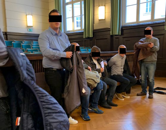 Schwangere verprügelt: Fünf der sechs Angeklagten (39 bis 52) in St. Pölten vor Gericht