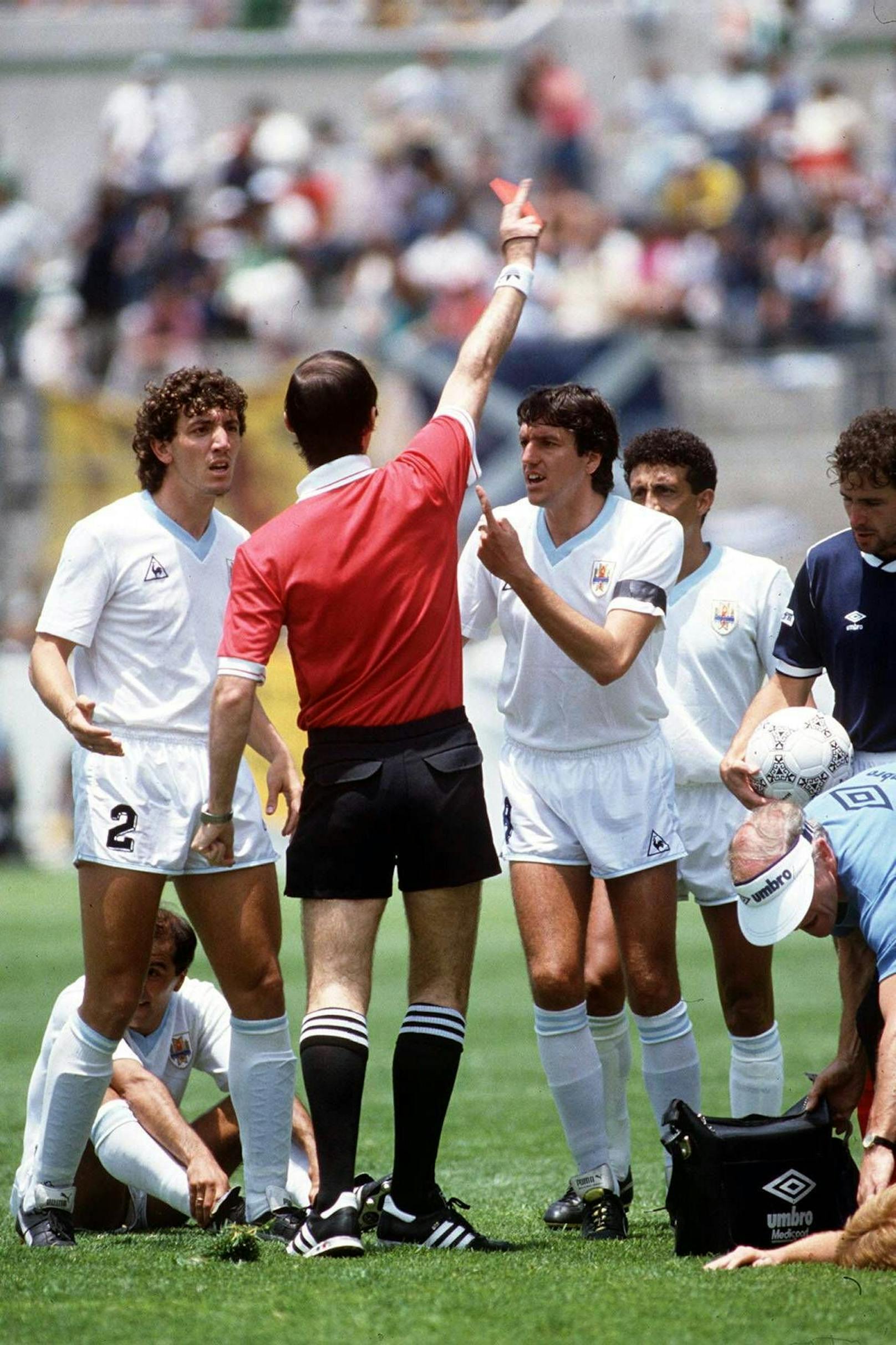 Der schnellste Platzverweis: Uruguays Jose Batista (am Boden sitzend) sah 1986 gegen Schottland nach 52 Sekunden Rot.