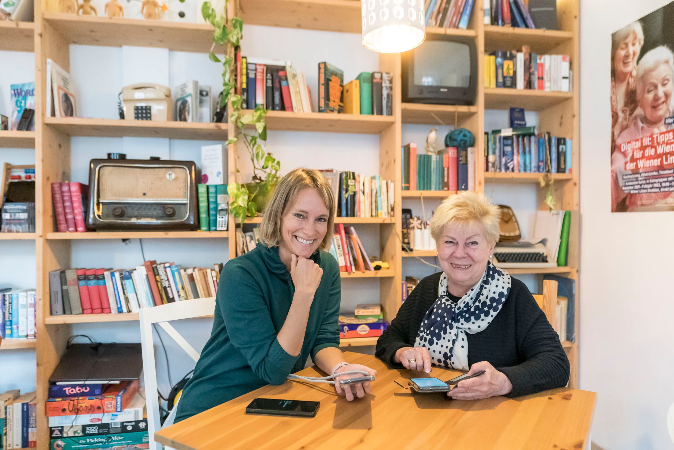 Daniela Weinholtz (42) nimmt Roswita (79) im Einzelcoaching die Scheu im Umgang mit ihrem neuen Smartphone. Den Verein 